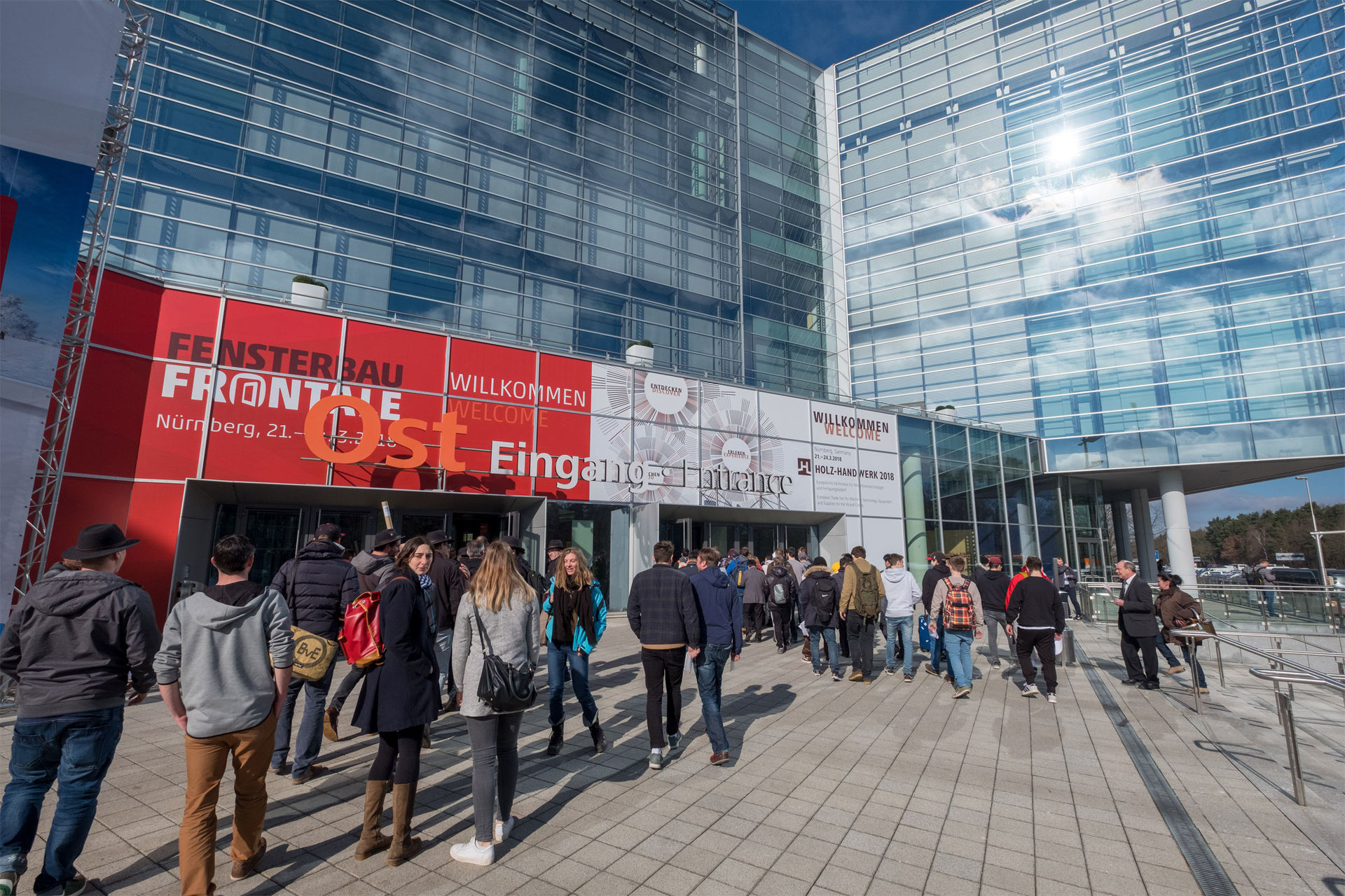 Besucher auf der FENSTERBAU FRONTALE