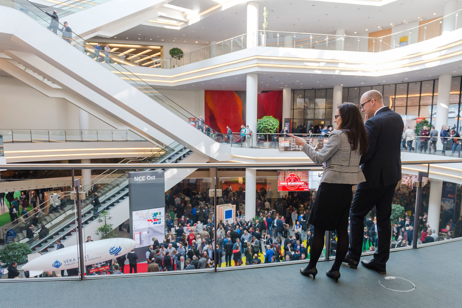Der Augenblick auf den alle warten: Gleich öffnen sich die Hallentüren zur FENSTERBAU FRONTALE. Elke Harreiß genießt den Moment.