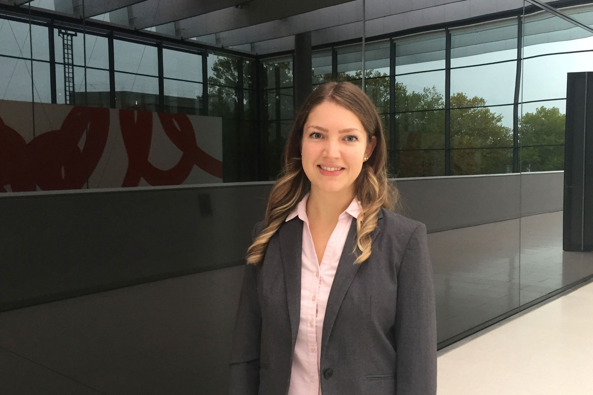 Rebecca Löw, 23, is responsible at NürnbergMesse for organising the FENSTERBAU FRONTALE programme, among other things. Her motto is: A day without a smile is a lost day.