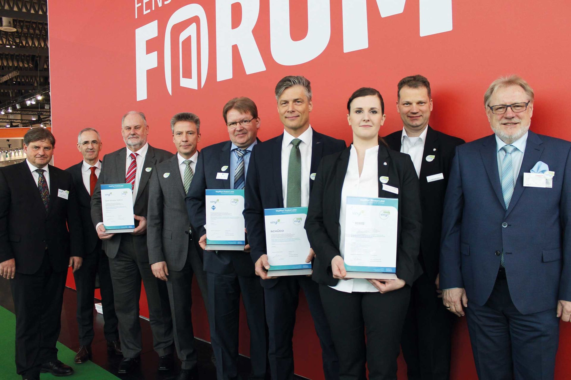 Die Systemhäuser Epwin, Veka, Schüco und Rehau haben als erste das VinylPlus Product Label erworben. Dafür wurden sie im Rahmen des Frontale Forums von EPPA Präsident Andreas Hartleif und Stefan Eingärtner (VinylPlus) ausgezeichnet (4. und 1. v.l.). ©EPPA