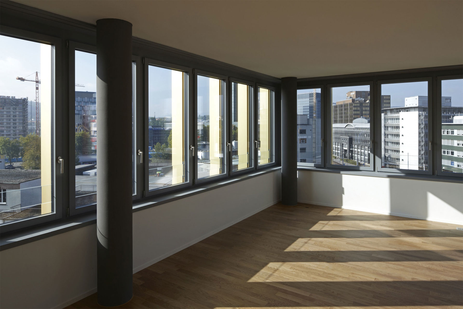 Das Wohngebäude in Zürich verfügt über barrierefreie Fenster