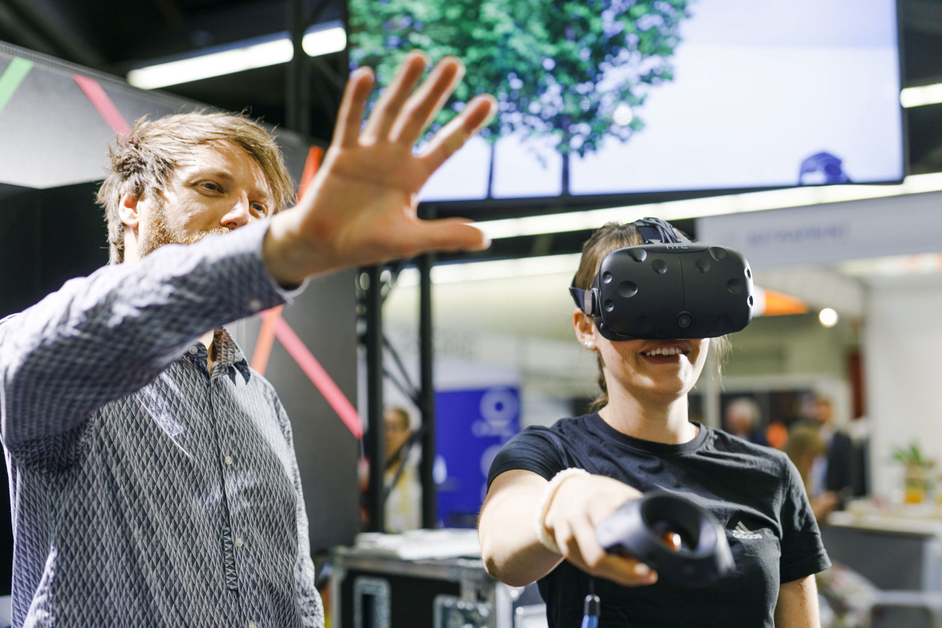 Eintauchen in virtuelle Räume: Im „FutureRoom“ auf der FENSTERBAU FRONTALE erleben Besucher, welche Möglichkeiten Virtual Reality Anwendungen im B2B-Kontext bieten.