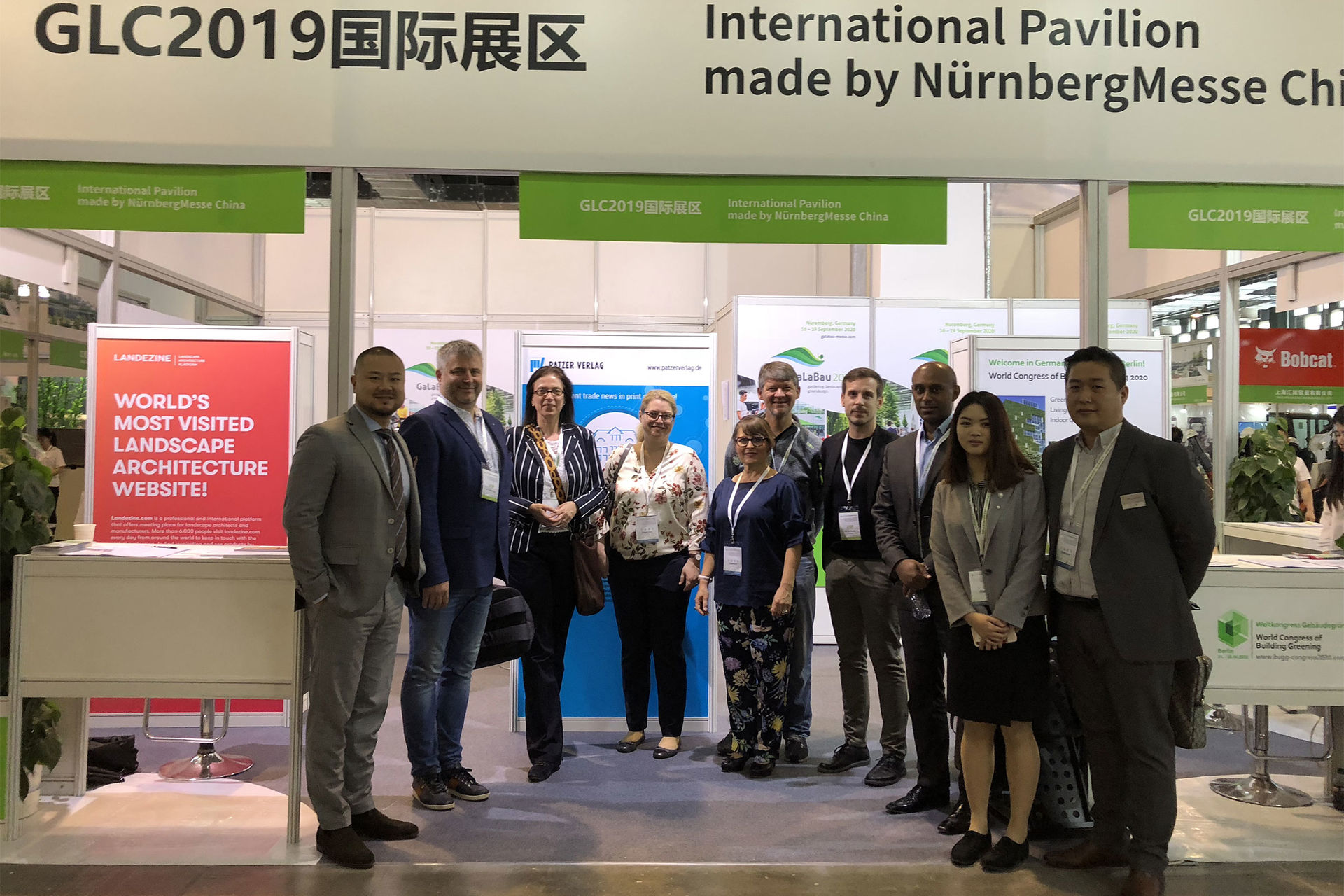 Die europäische Delegationsgruppe bei ihrem Messerundgang auf dem International Pavilion