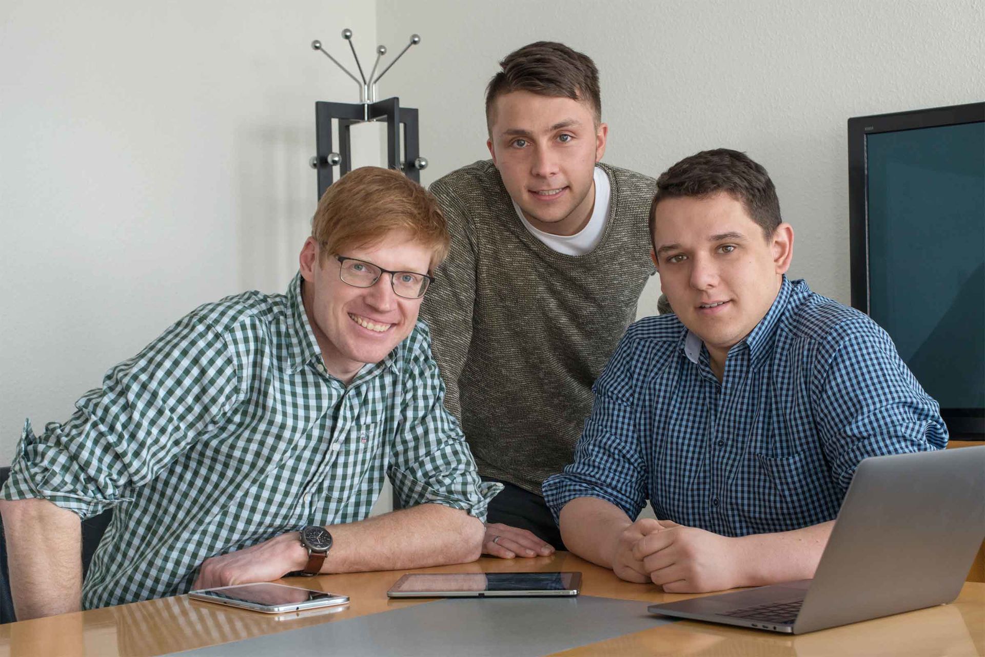 David Zimmermann (Bildmitte) und Johannes Telaar, planbar365