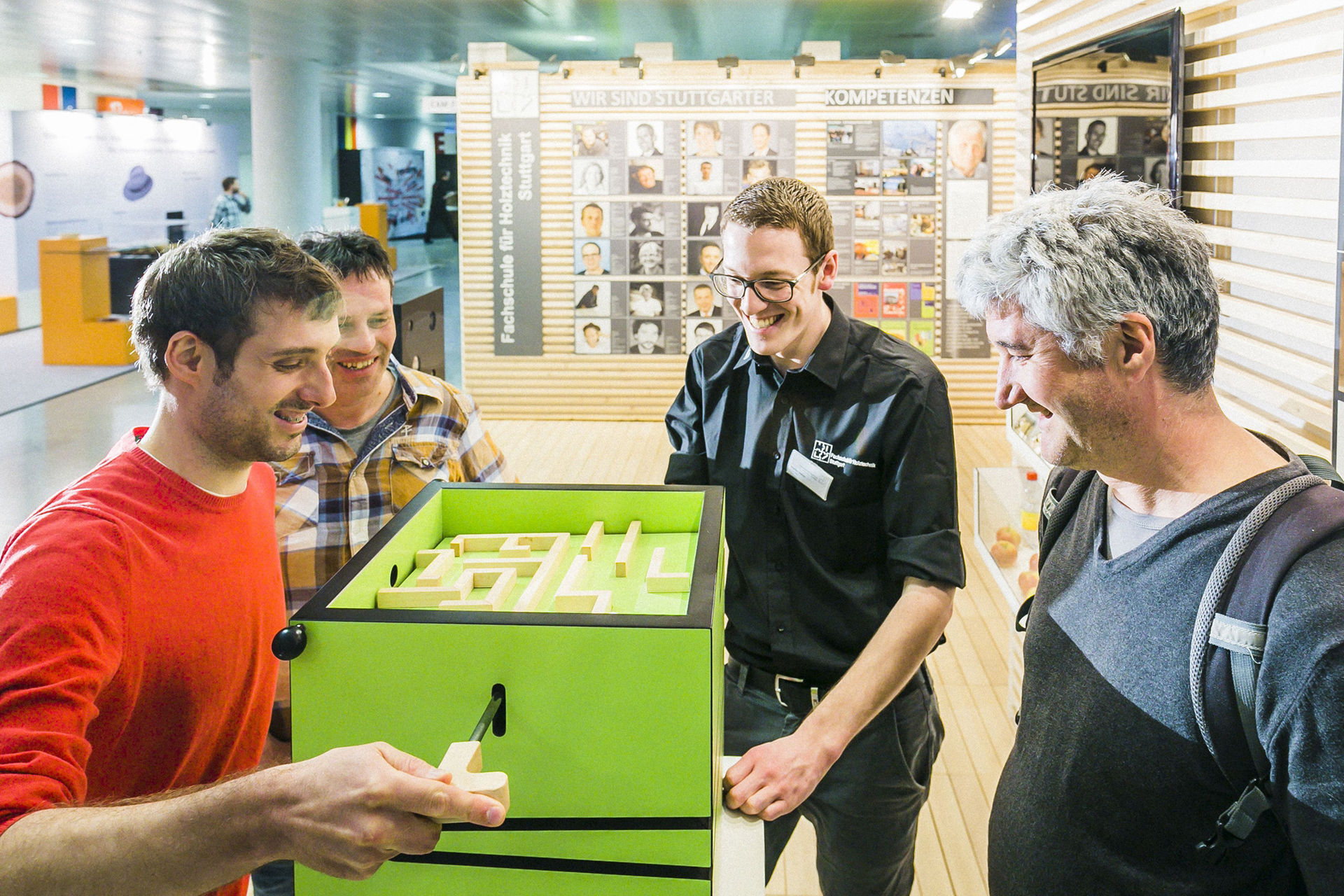 Die Meisterstücke ehemaliger Schüler bestaunen, Informationen aus erster Hand erhalten und die Weichen für die berufliche Zukunft stellen: Der HOLZ-HANDWERK CAMPUS ist zentraler Treffpunkt für alle Besucher, die sich für Aus- und Weiterbildung interessieren.