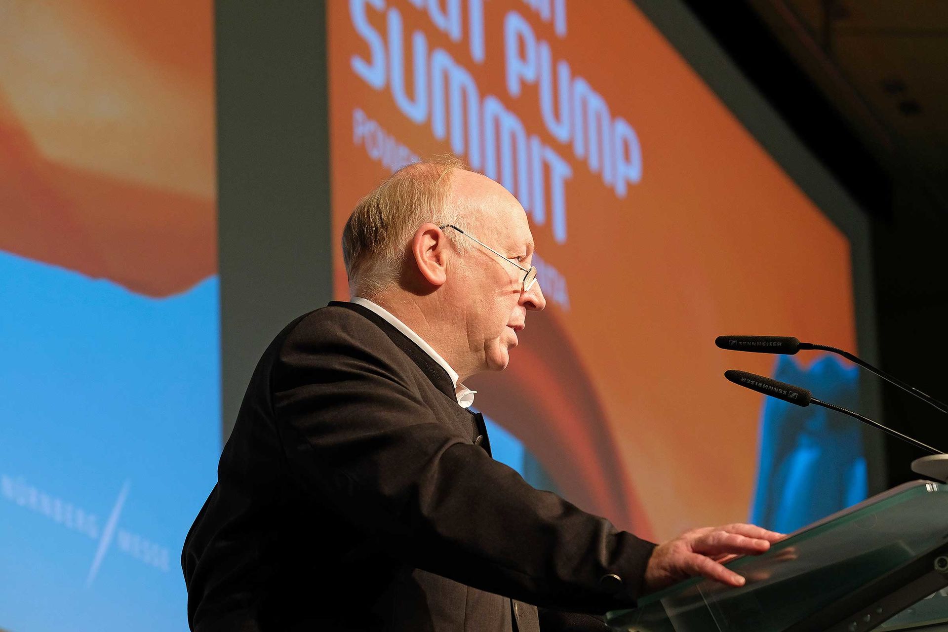 Auf dem Foto sehen Sie einen Referenten, der zu den Teilnehmern des European Heat Pump Summits spricht