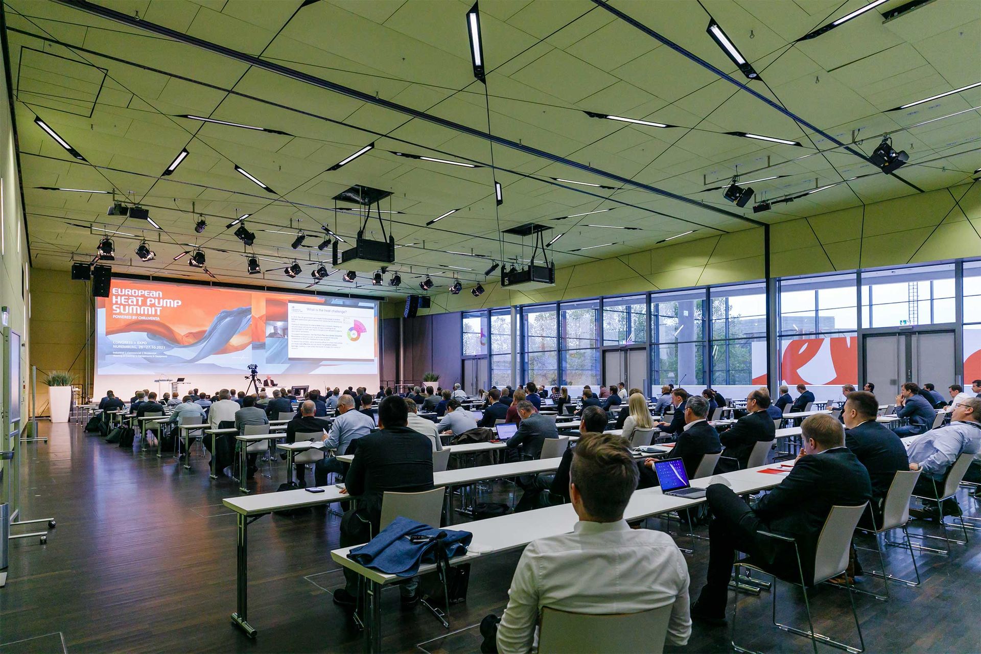 Teilnehmende auf dem European Heat Pump Summit verfolgen einen Vortrag auf der Bühne.