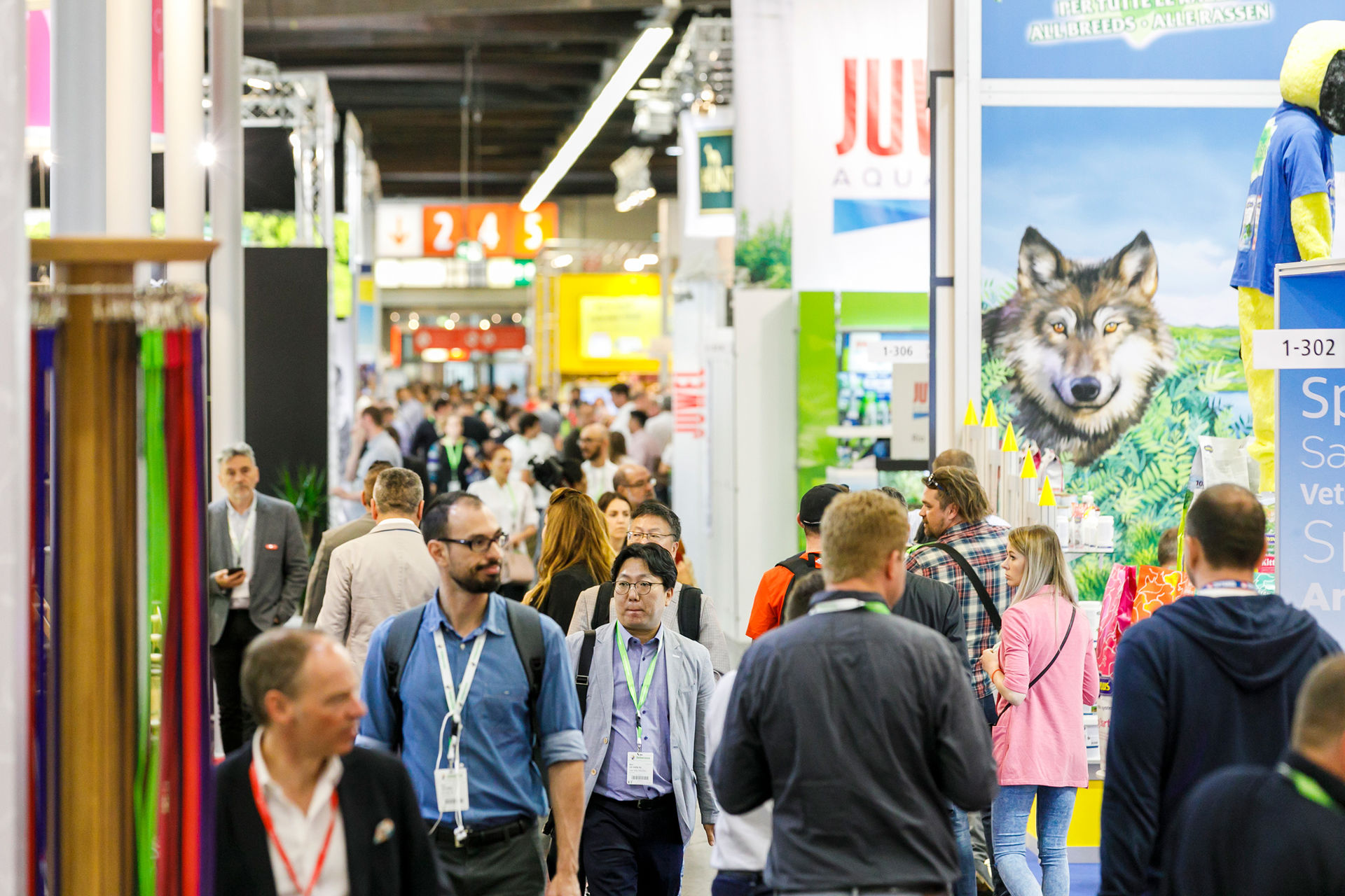 Messestände bei der Interzoo in Nürnberg mit Besuchern aus aller Welt.