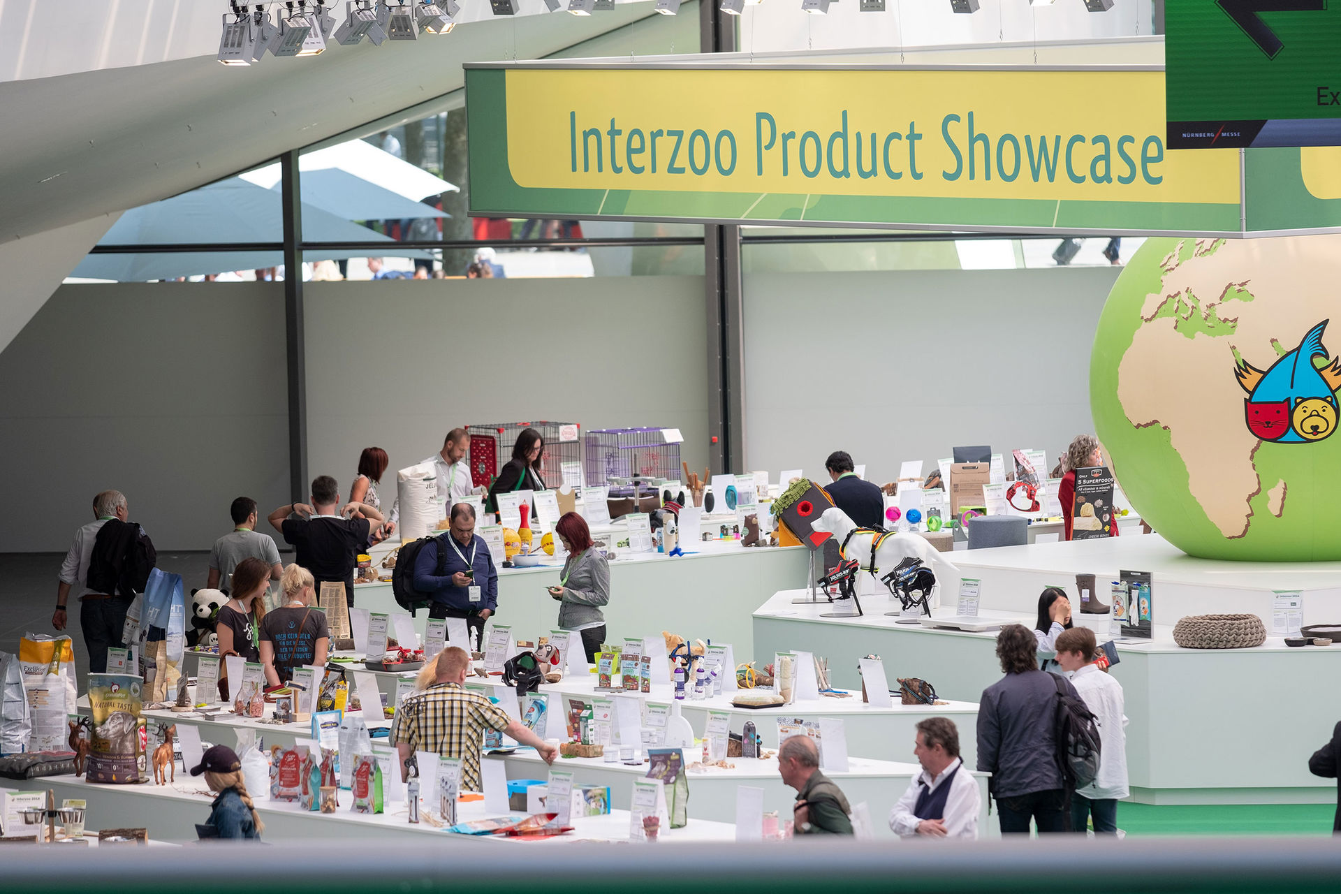 Besucher auf der Heimtiermesse Interzoo schauen sich Produkt-Highlights an.