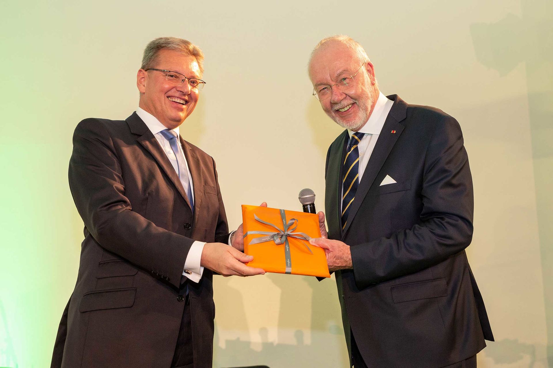 Dr. Roland Fleck (links), CEO der NuernbergMesse Group, Hans-Jochen Buengener (rechts), Vorsitzender des Interzoo Messeausschusses