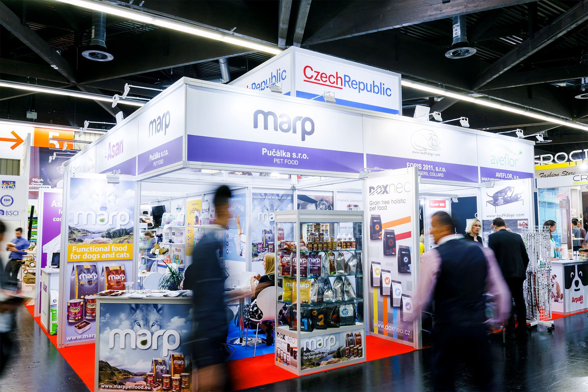 Messebesucher passieren den Gemeinschaftsstand der Tschechischen Republik auf der Interzoo 2018 in Nürnberg.