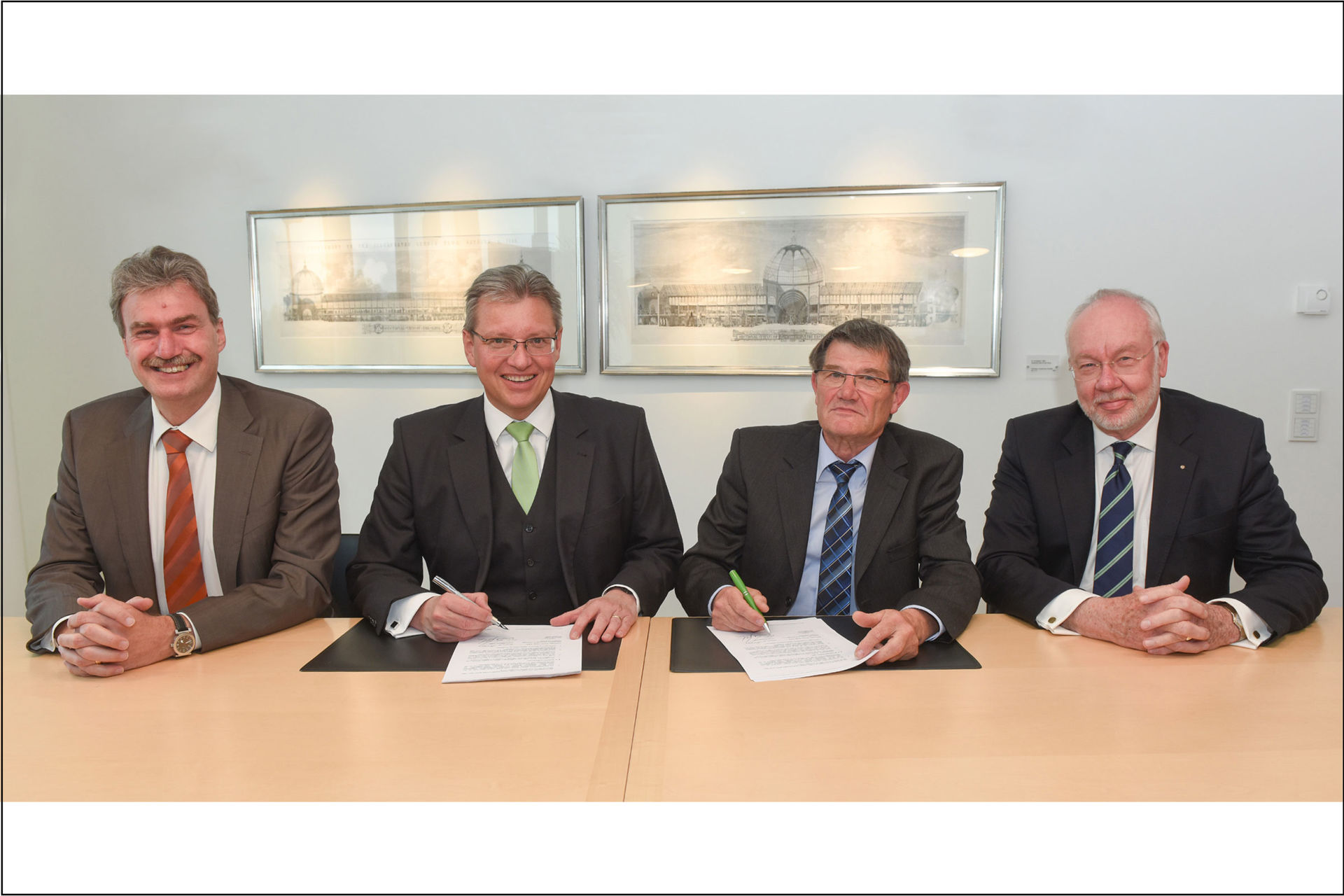 They ensured that the world’s leading trade fair Interzoo will remain in Nuremberg in the long term: Herbert Bollhöfer (WZF Managing Director, 2nd from right), Hans-Jochen Büngener (Chairman of the Interzoo Exhibition Committee), Peter Ottmann (left) and Dr. Roland Fleck (2nd from left, the two CEOs NürnbergMesse Group)