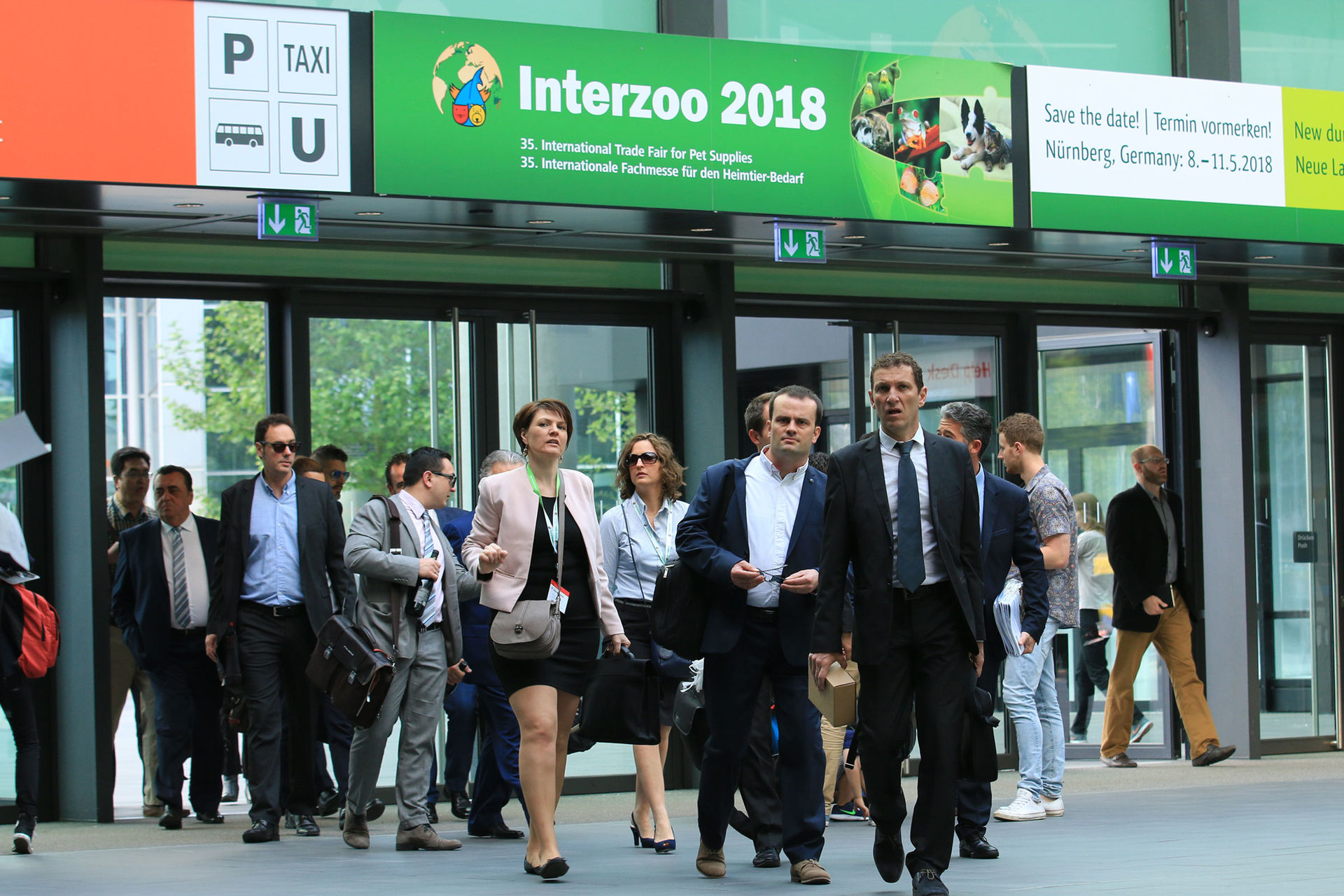 Viele Menschen vor dem Eingang der NürnbergMesse
