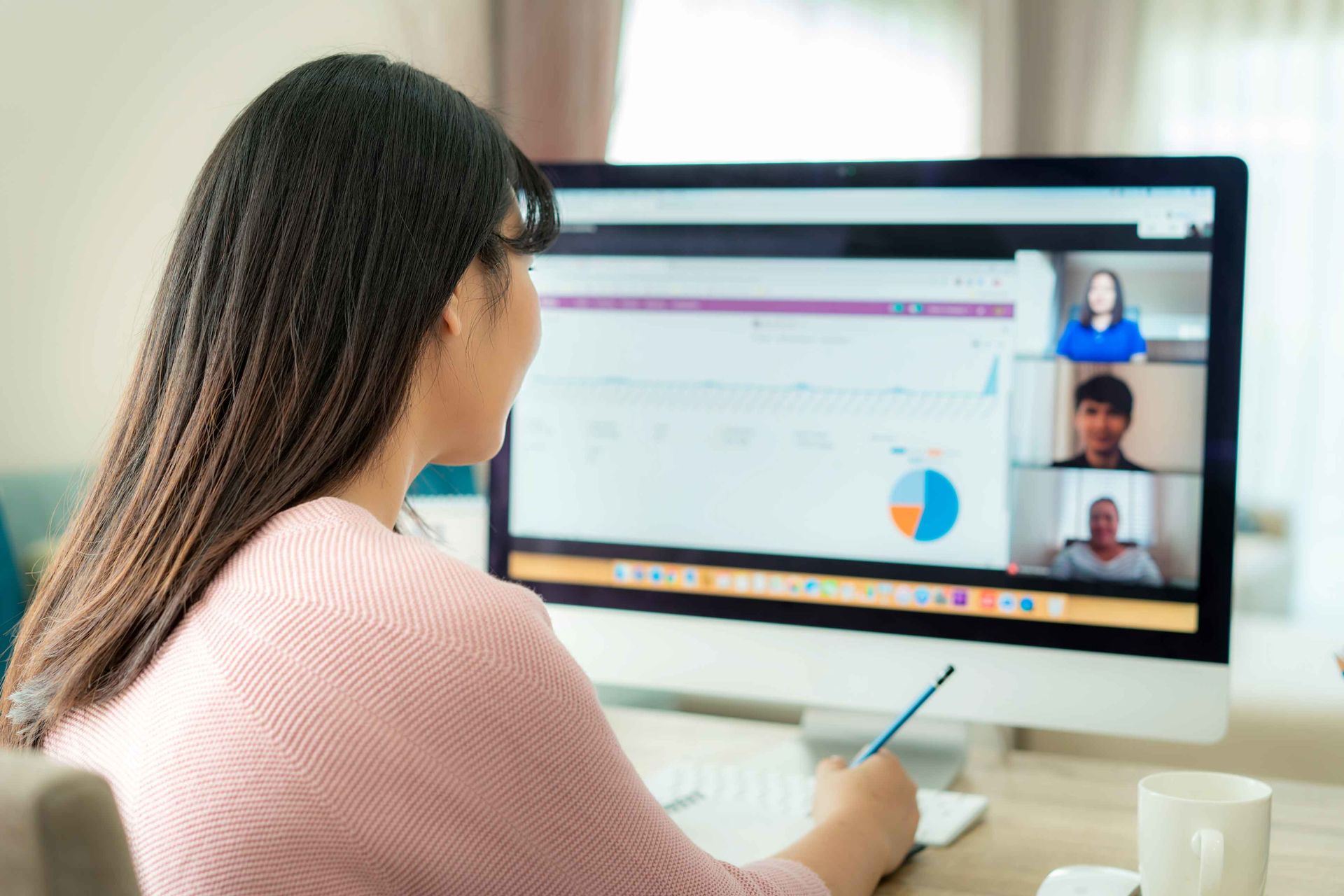 Rückblick auf asiatische Geschäftsfrau im Gespräch mit ihren Kollegen über den Plan in Videokonferenz.