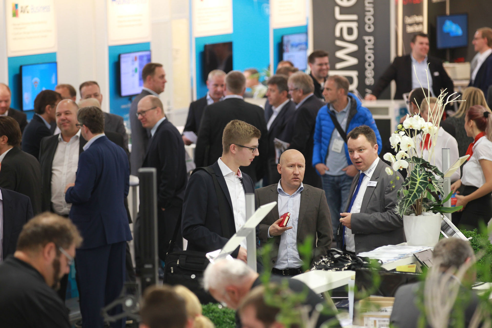 Viele Besucher an einem Stand der it-sa