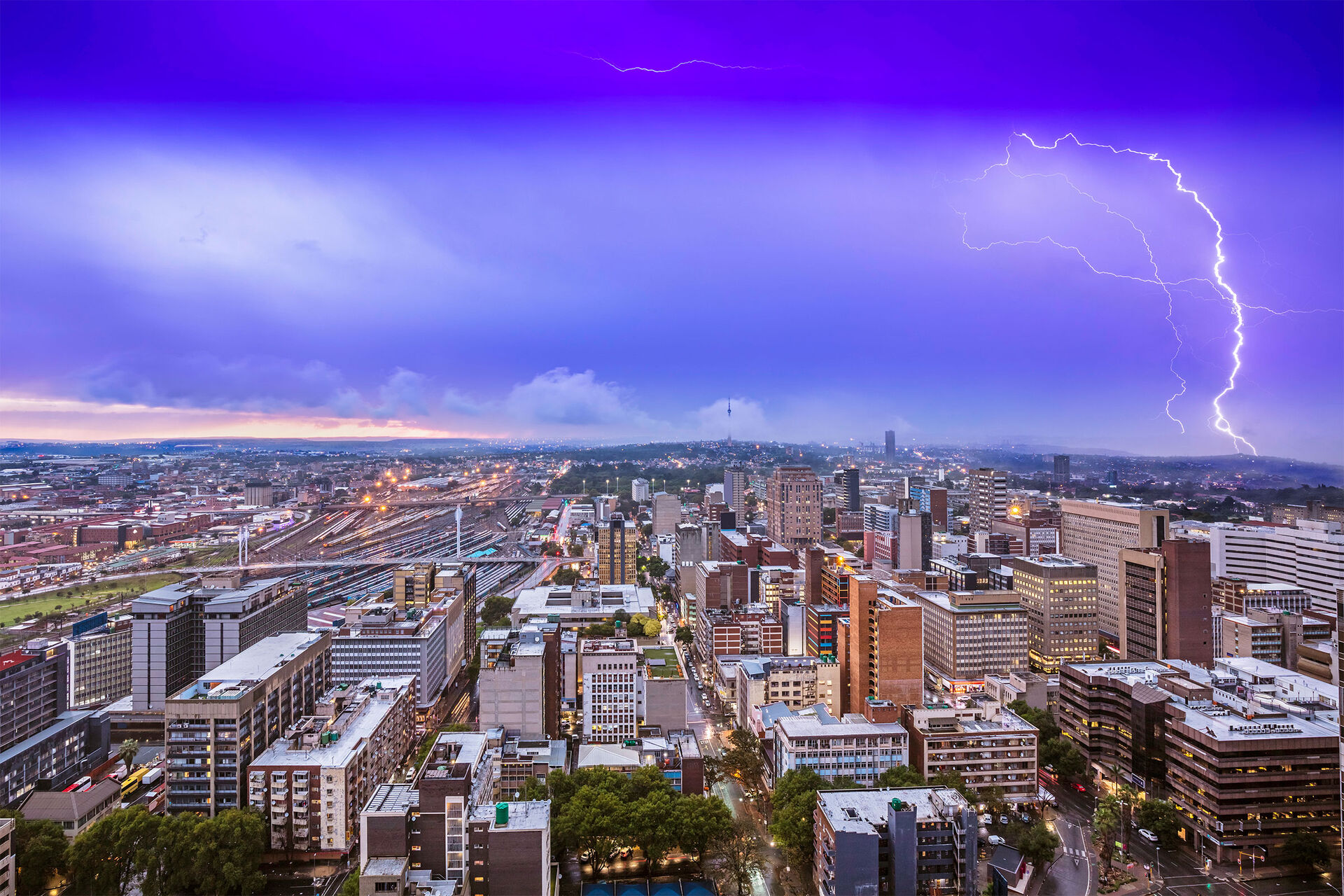 Unwetter über Großstadt