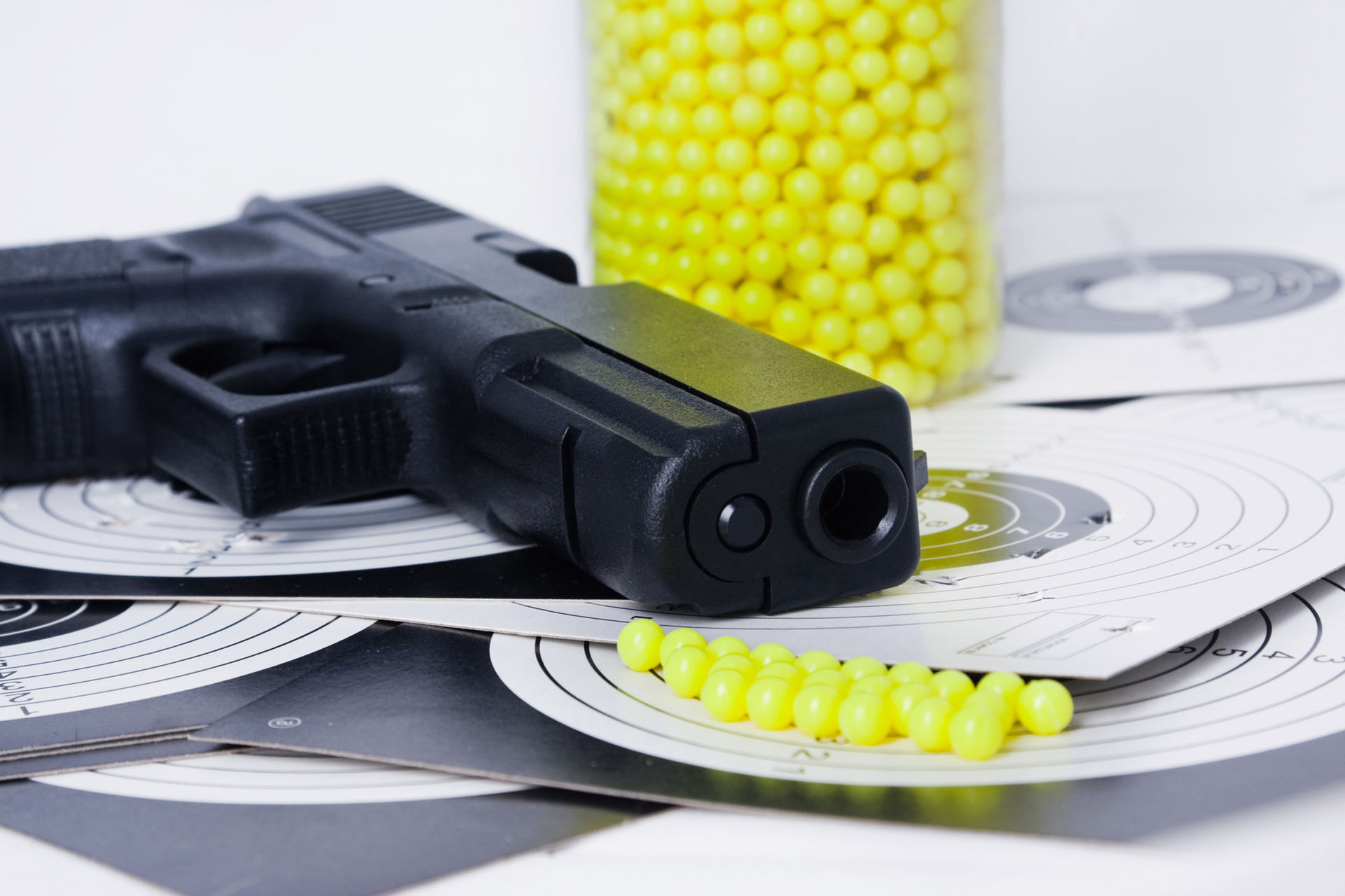 Das Bild zeigt eine Airsoft Shooting Pistole mit gelben Soft-Kugeln.