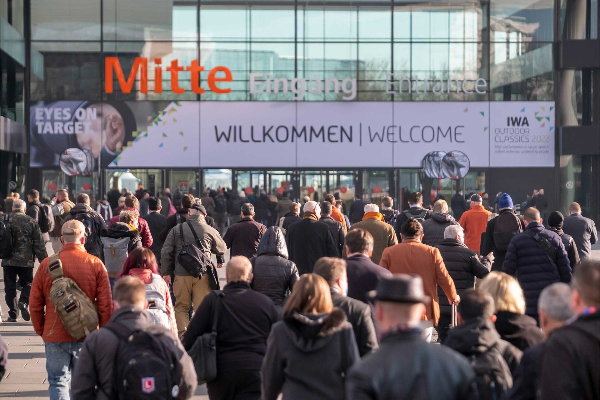 Menschen im Eingangsbereich der IWA OutdoorClassics 2022