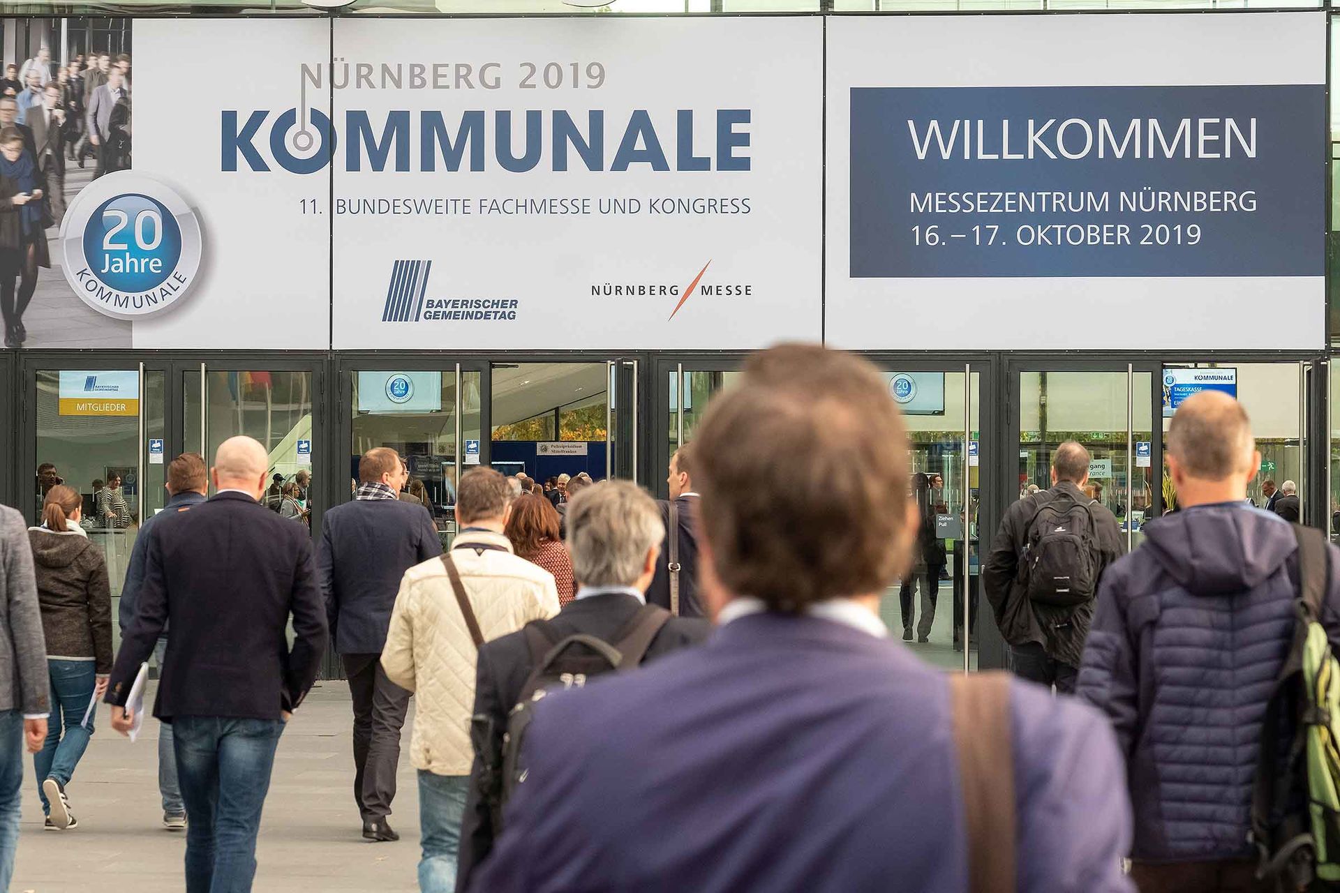 Besucher strömen ins Messezentrum zur Jubiläums-KOMMUNALE