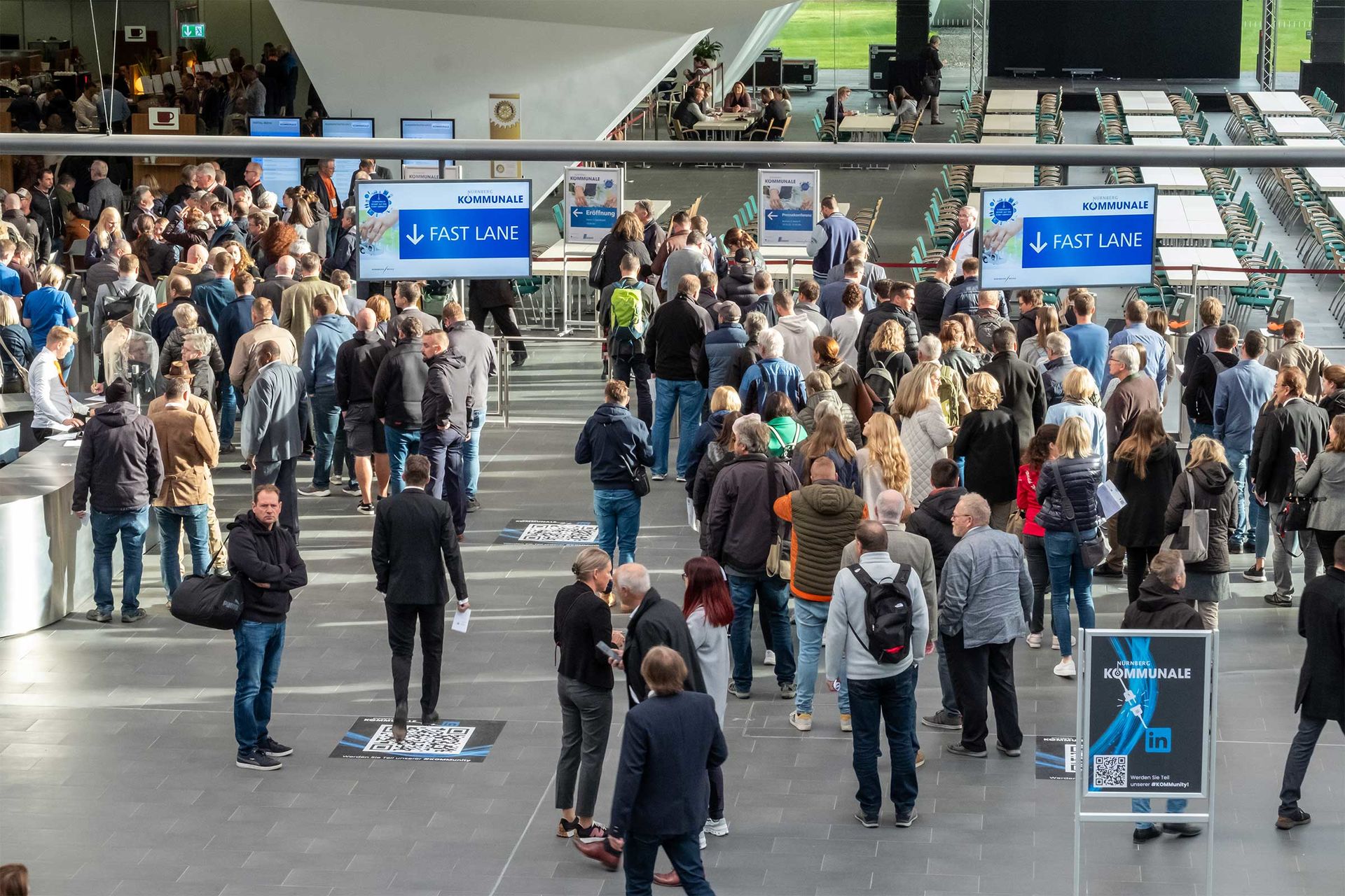 Das Bild zeigt den Besucherandrang des ersten Messetages der KOMMUNALE 2023 im Eingang Mitte.