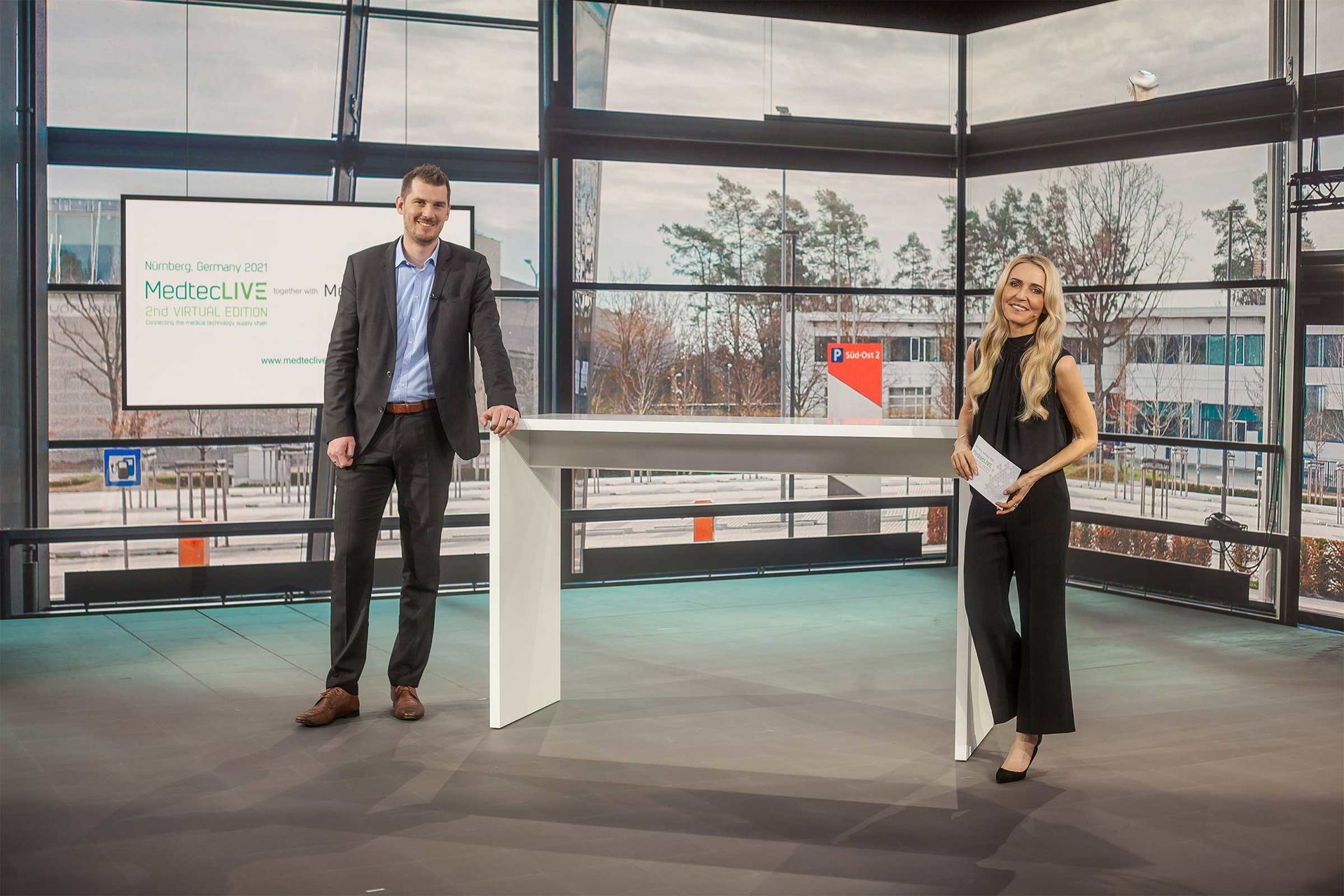 Christopher Boss und Petra Bindl im virtuellen Studio der MedtecLIVE 2021