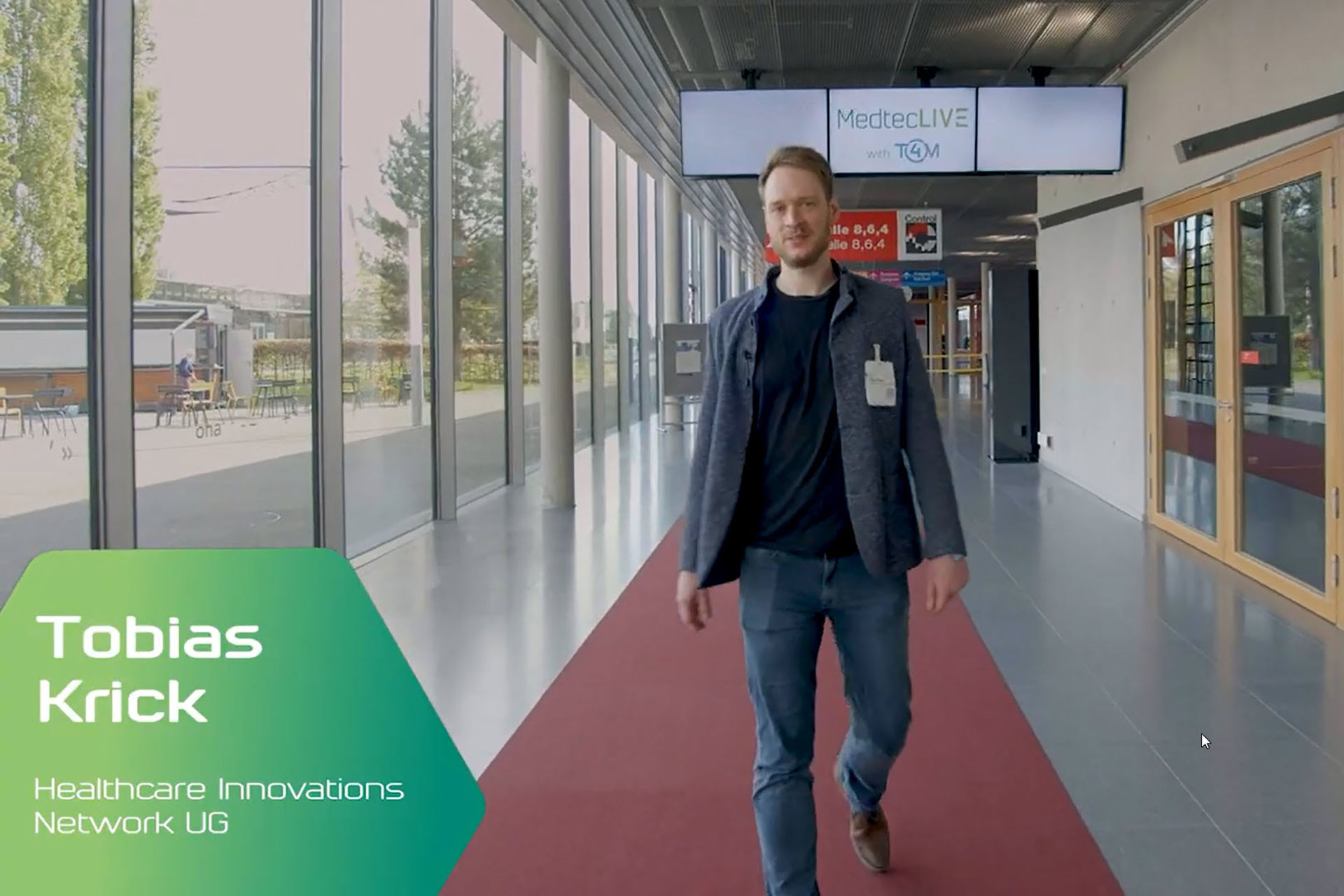 Tobias Krick (Healthcare Innovations Network UG) bei einem Rundgang über die MedtecLIVE with T4M.