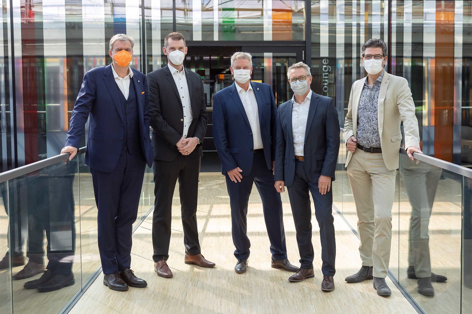 Gruppenbild bei der Vertragsunterzeichnung