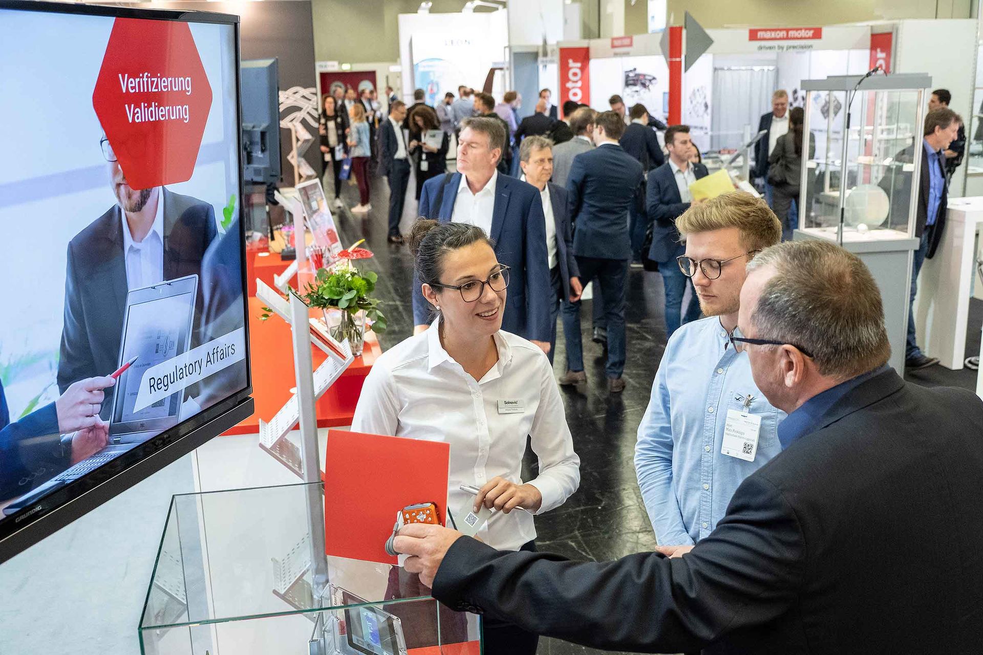 Fachbesucher im Gespräch mit Ausstellern auf der Messe MedtecLIVE