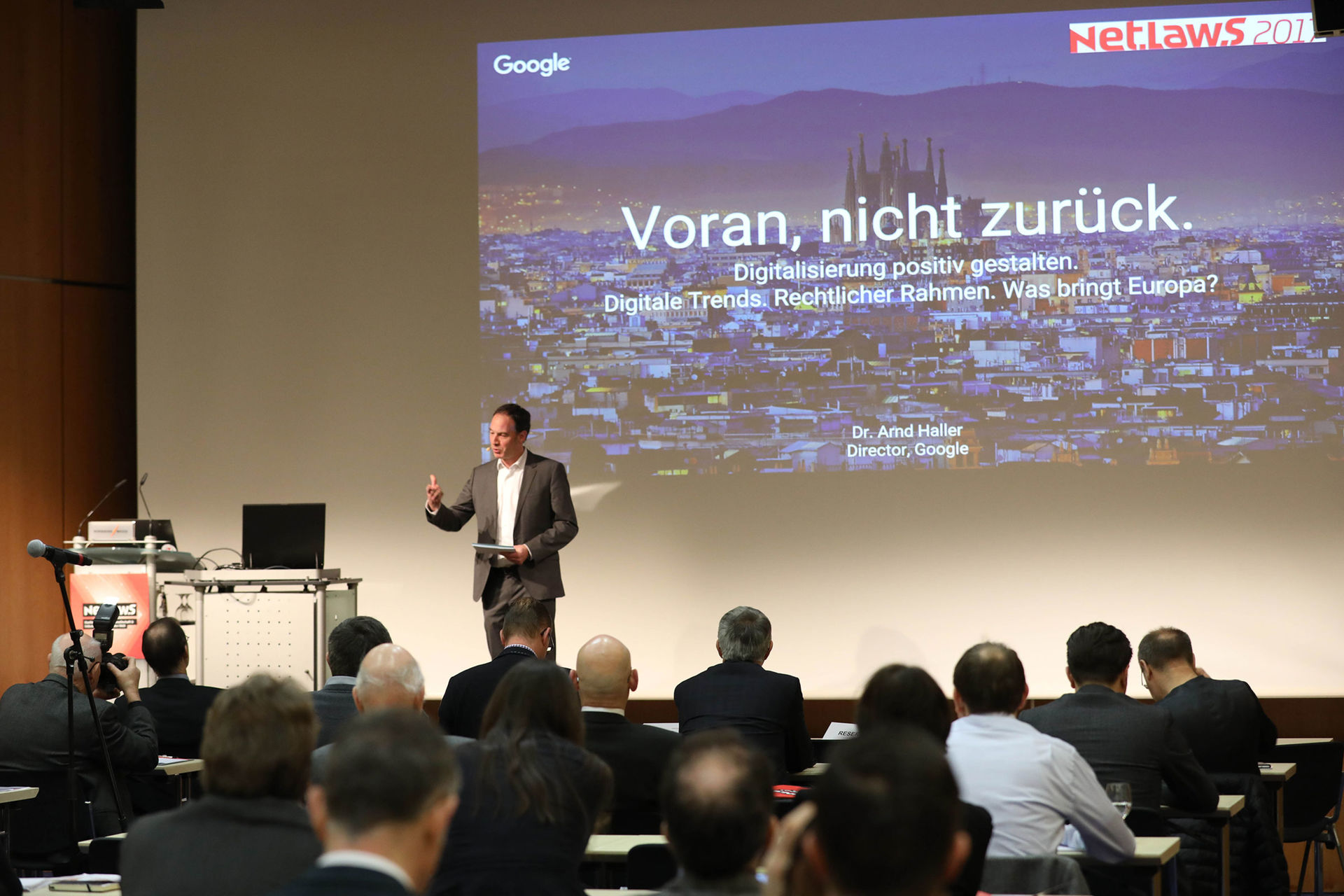 Unter dem Titel „Voran, nicht zurück: Digitalisierung positiv gestalten“ referierte Koryphäe Dr. Arnd Haller, Leiter Recht, Google Germany über rechtliche Aspekte und Fragestellungen rund um die Digitalisierung.