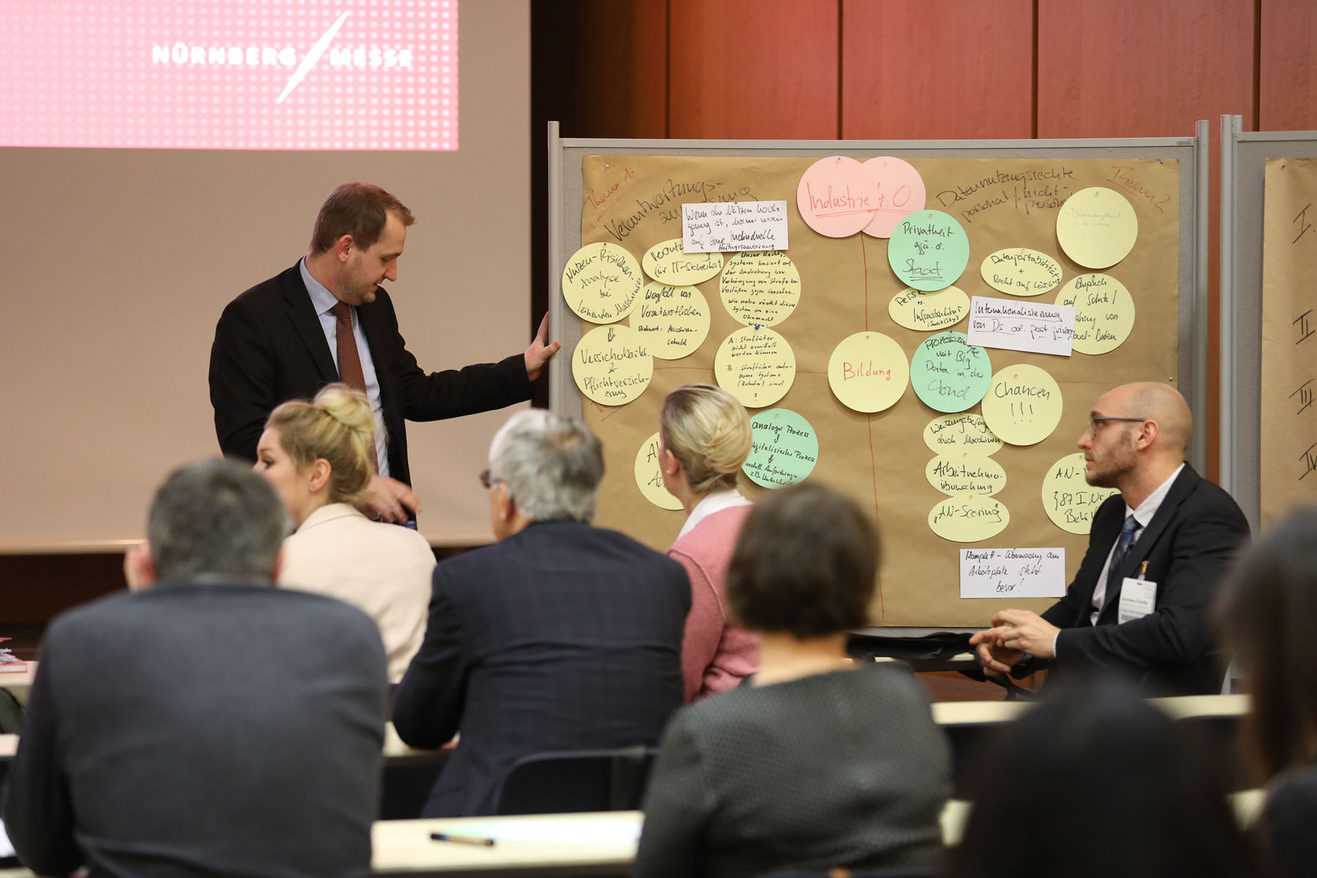 In den drei BarCamps lassen die Teilnehmer die hochwertigen Vorträge Revue passieren.