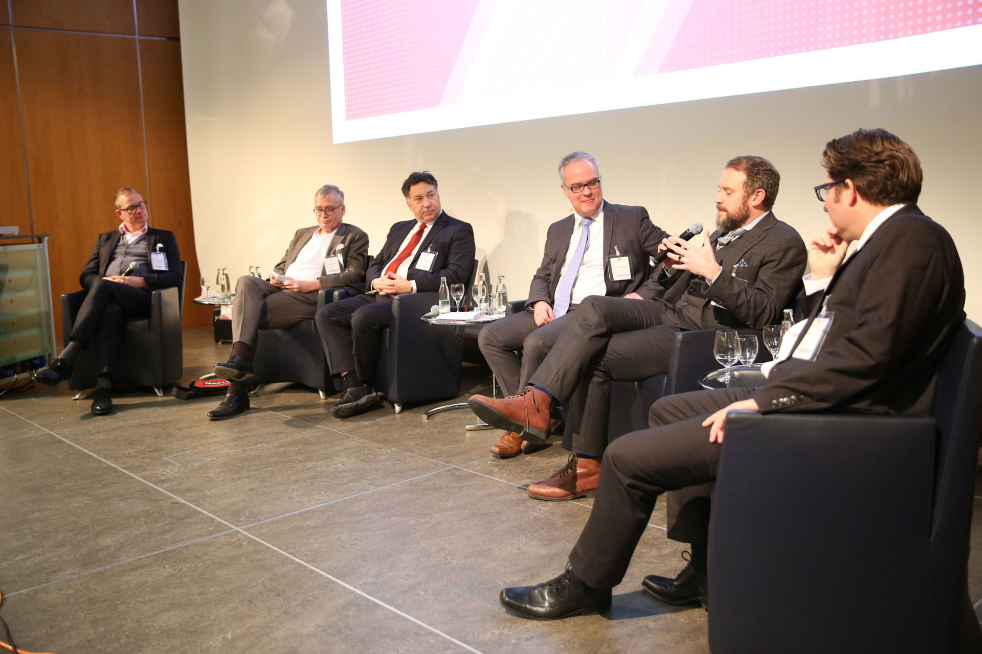 Hochkarätige Podiumsdiskussion: Experten diskutieren über u.a. Haftungsfragen, etwa Haftung von Nutz- und Luxusmaschinen.