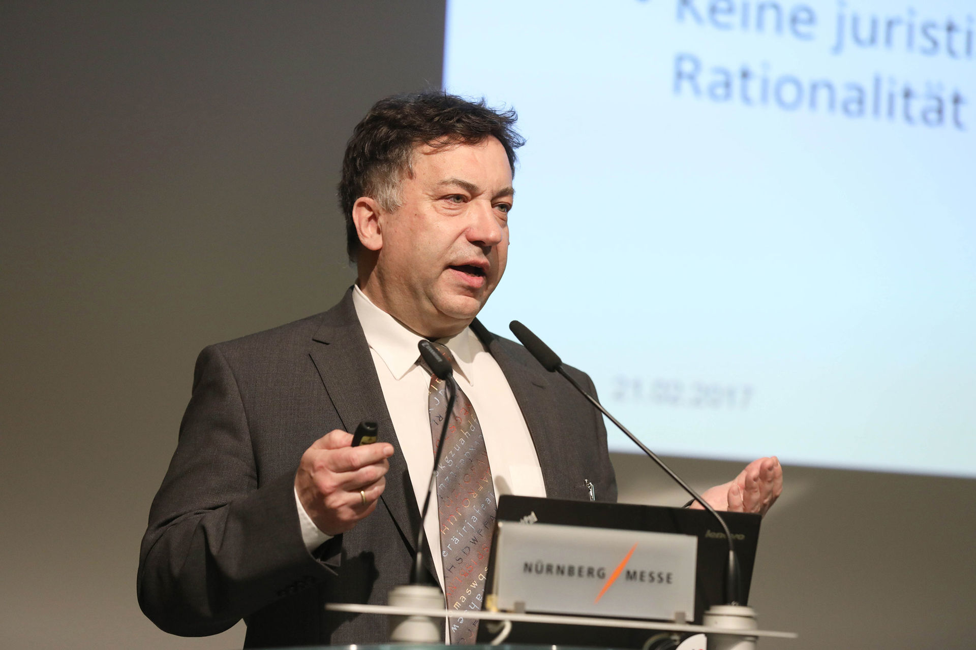 Die Teilnehmer lauschten gespannt – Prof. Dr. Dr. Eric Hilgendorf zu den rechtlichen Fragestellungen rund um das Thema Industrie 4.0.