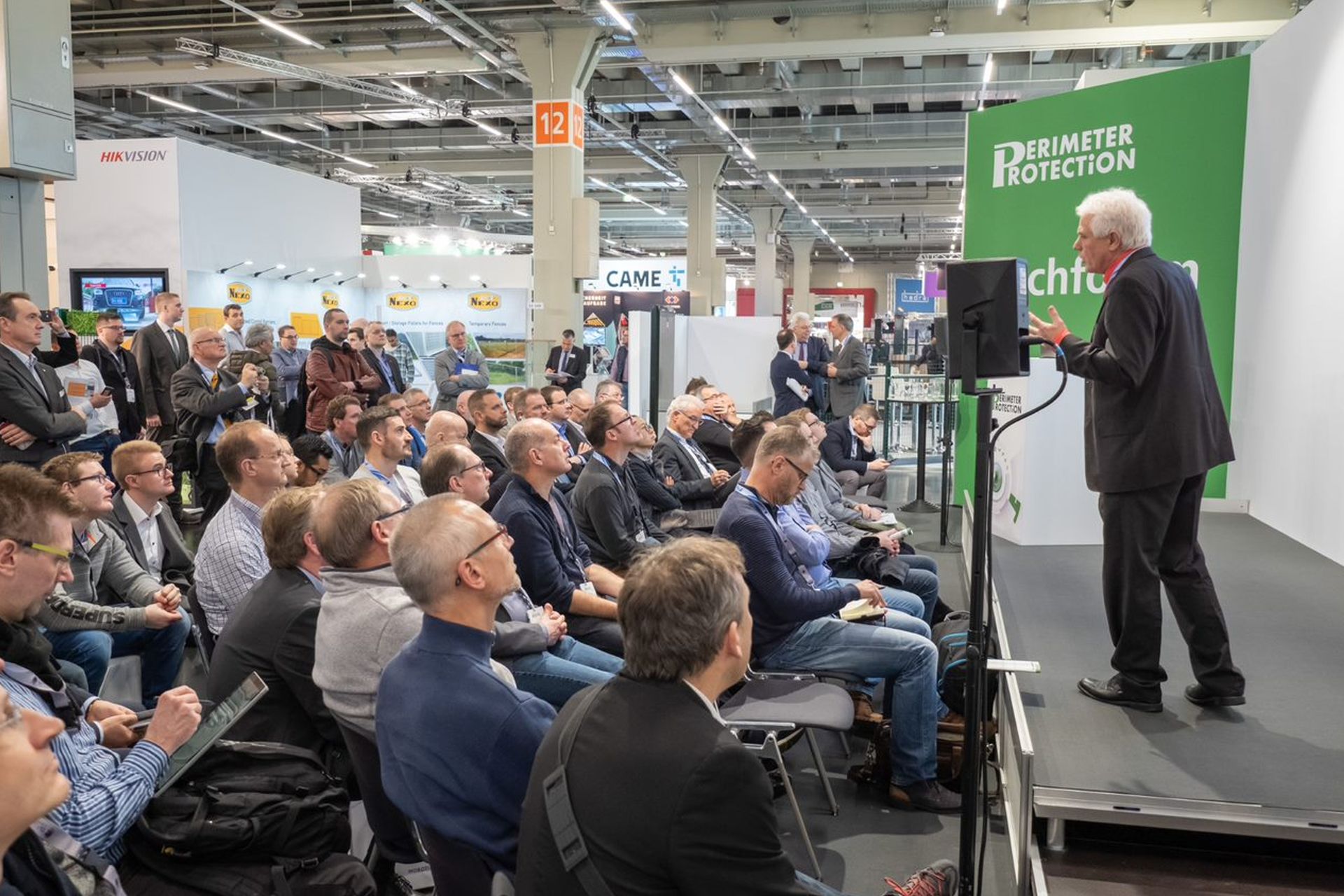 Das Bild zeigt Menschen im Fachforum der Perimeter Protection