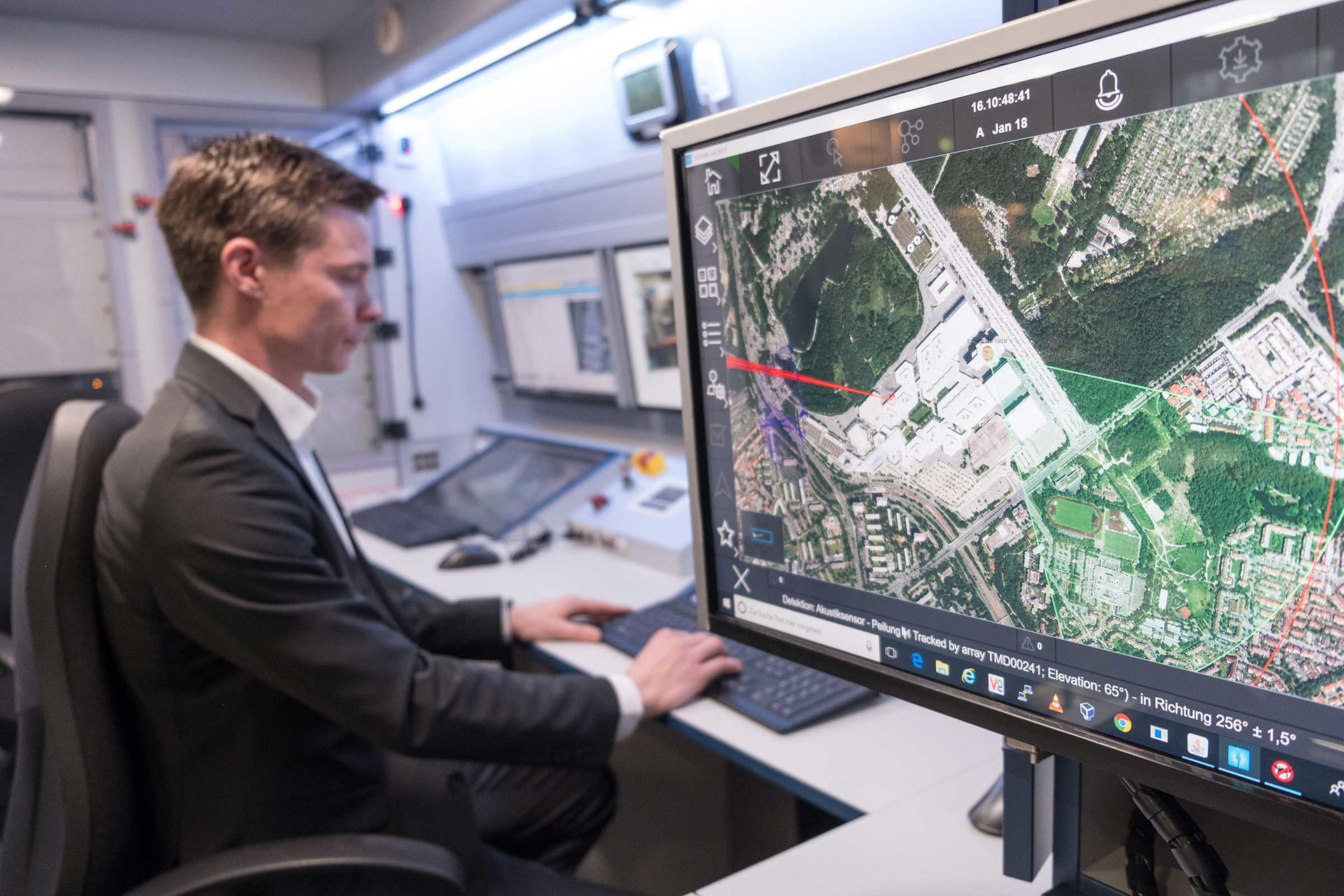 Sicherheitsexperte zeigt modernste Technik zur Drohnendetektion und -abwehr