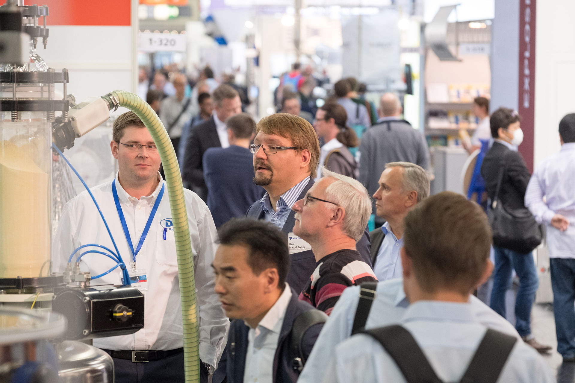 Viele Menschen in den Gängen der POWTECH 2017