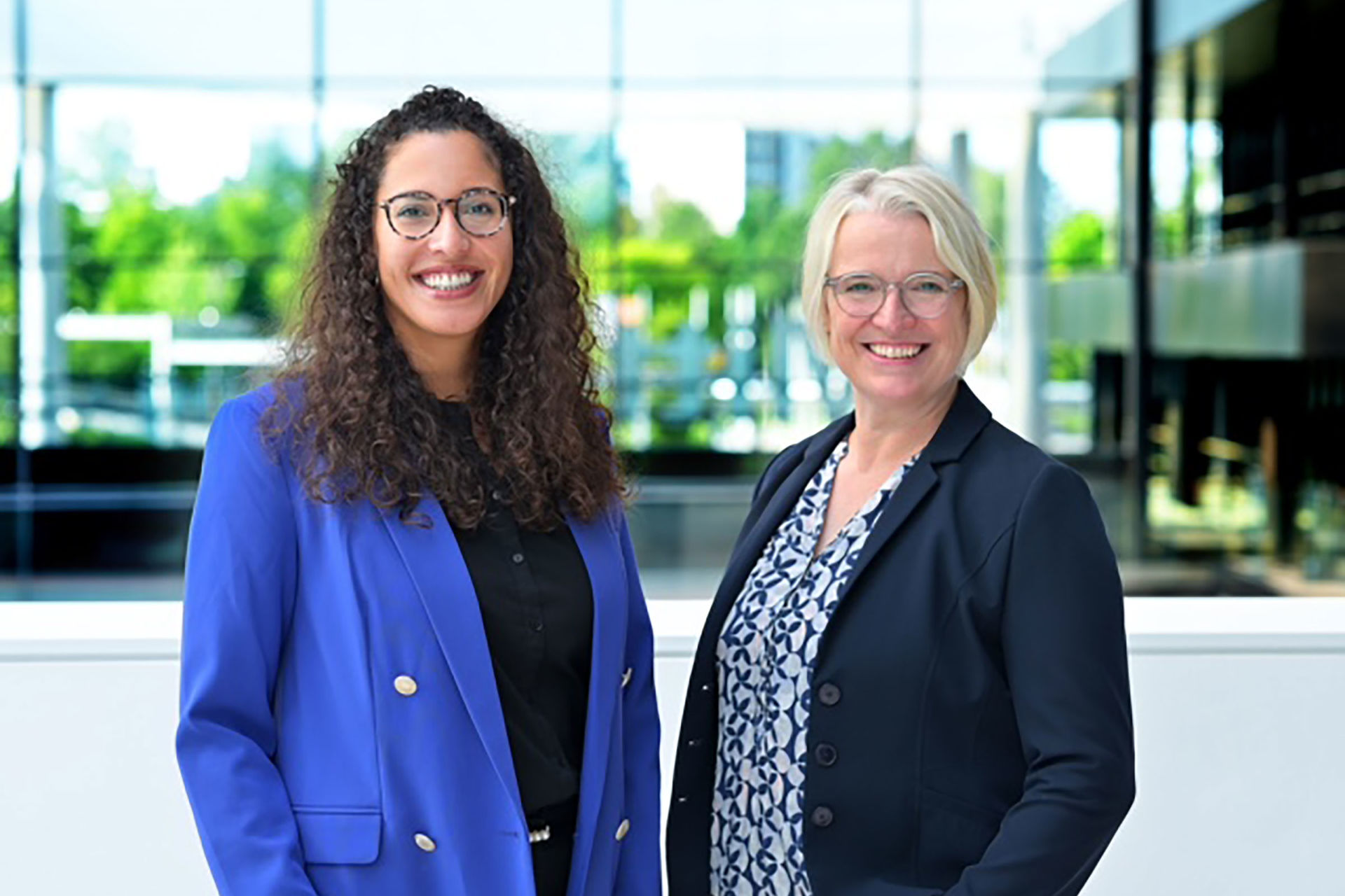 Marianny Eisenhofer und Heike Slotta stehen nebeneinander.