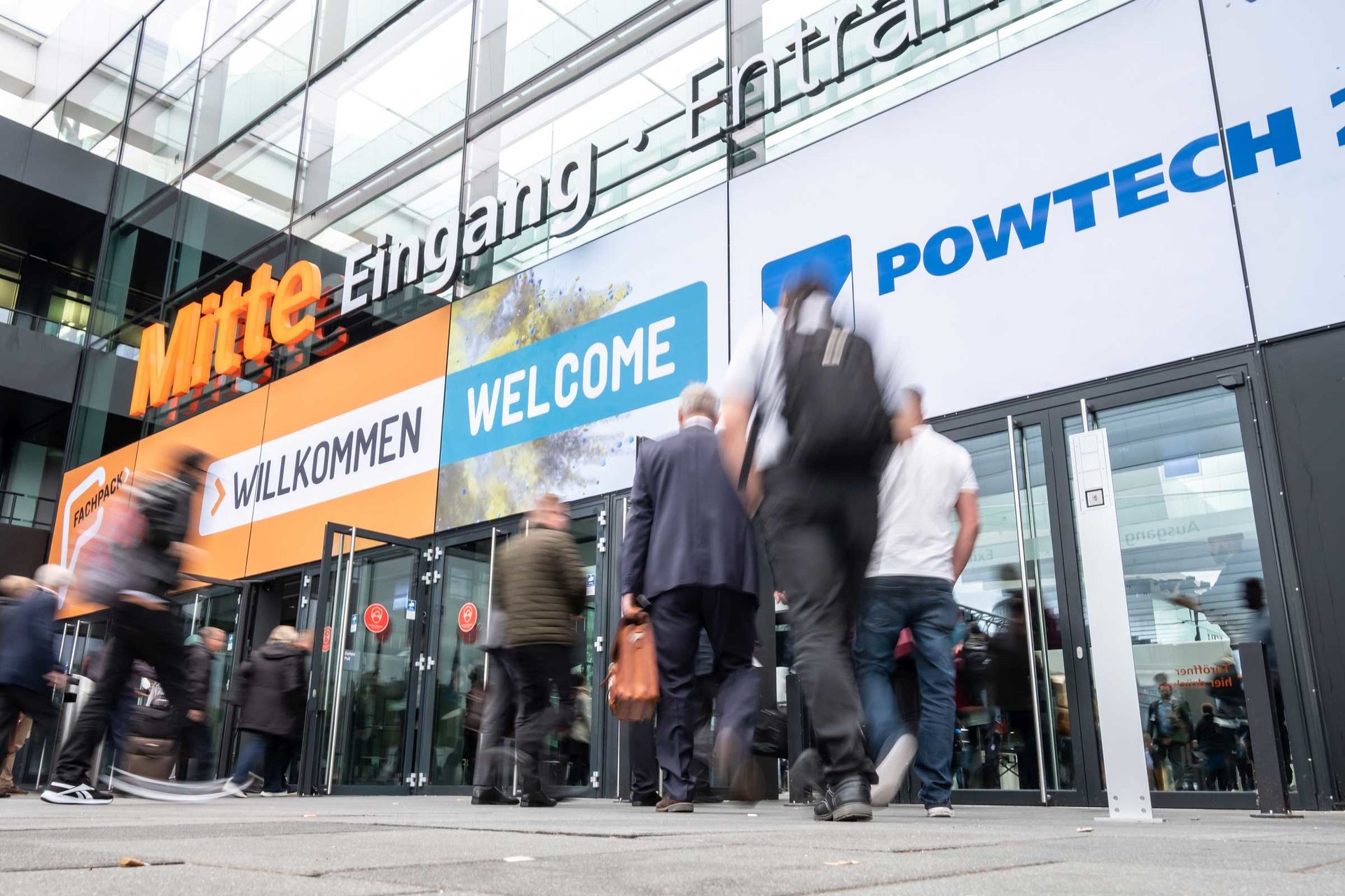 Besucher strömen in die Hallen der NürnbergMesse.