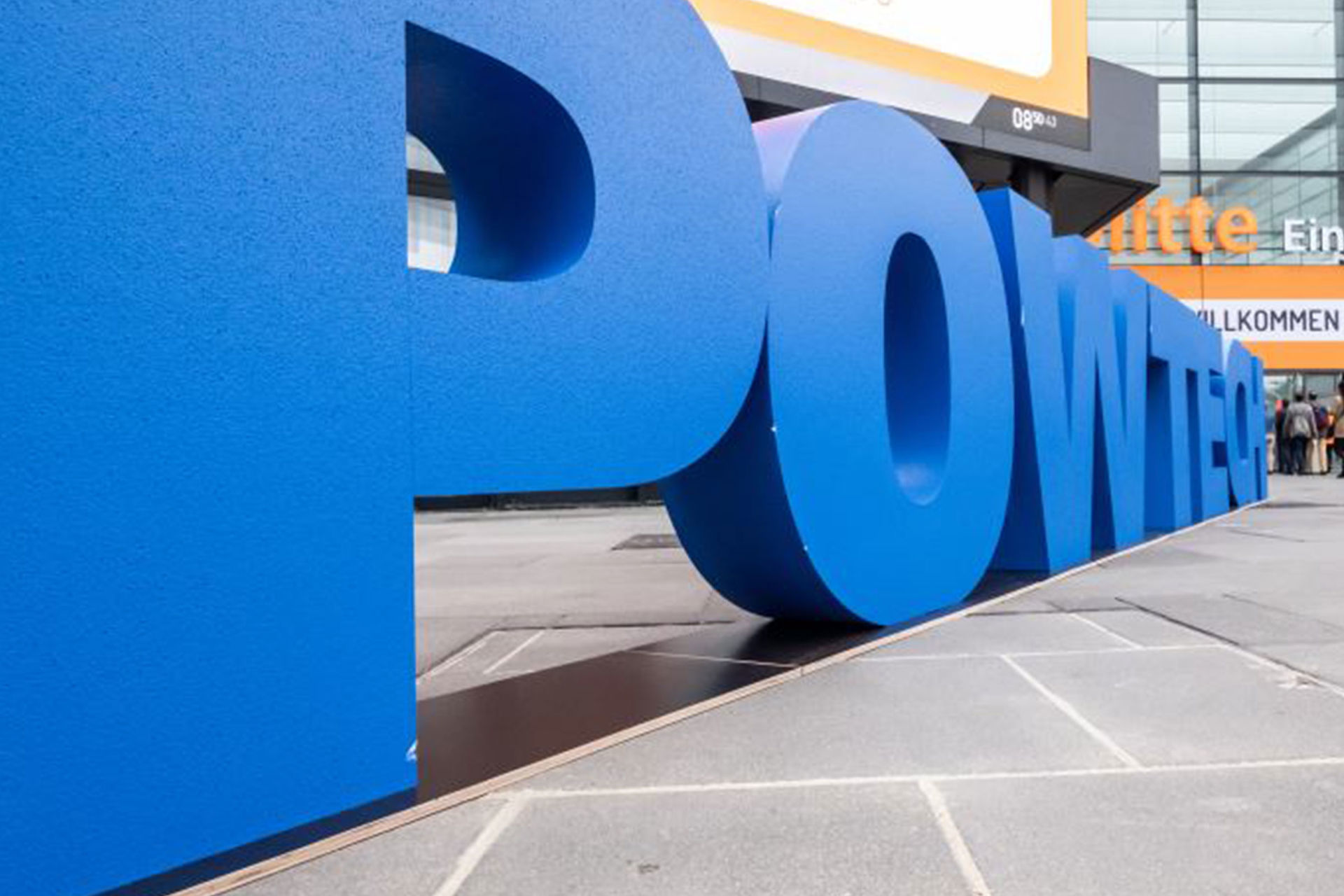 Große Buchstaben vor dem Eingang Mitte ergeben das Wort POWTECH