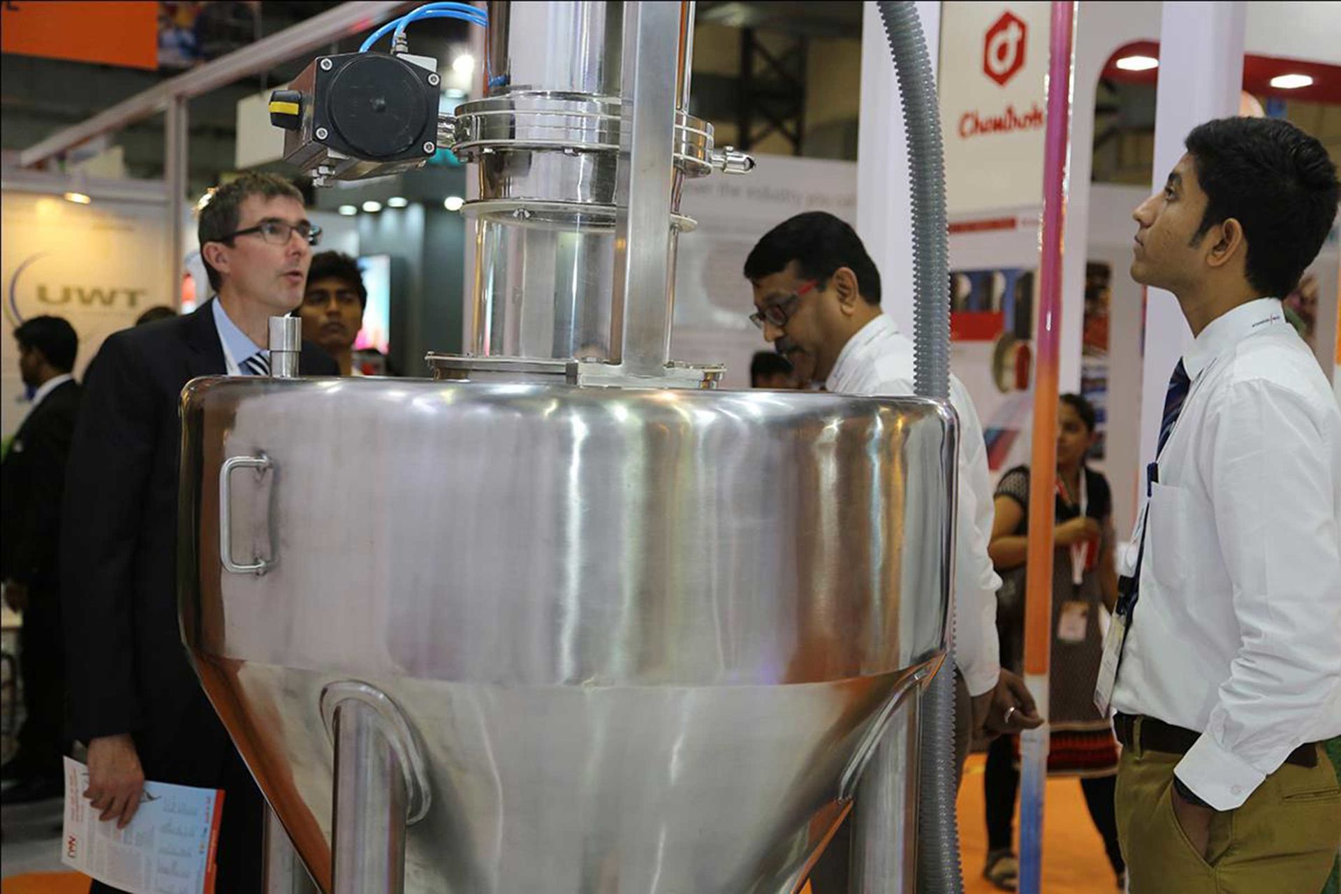 Messen der POWTECH World in Indien (Bild) und China