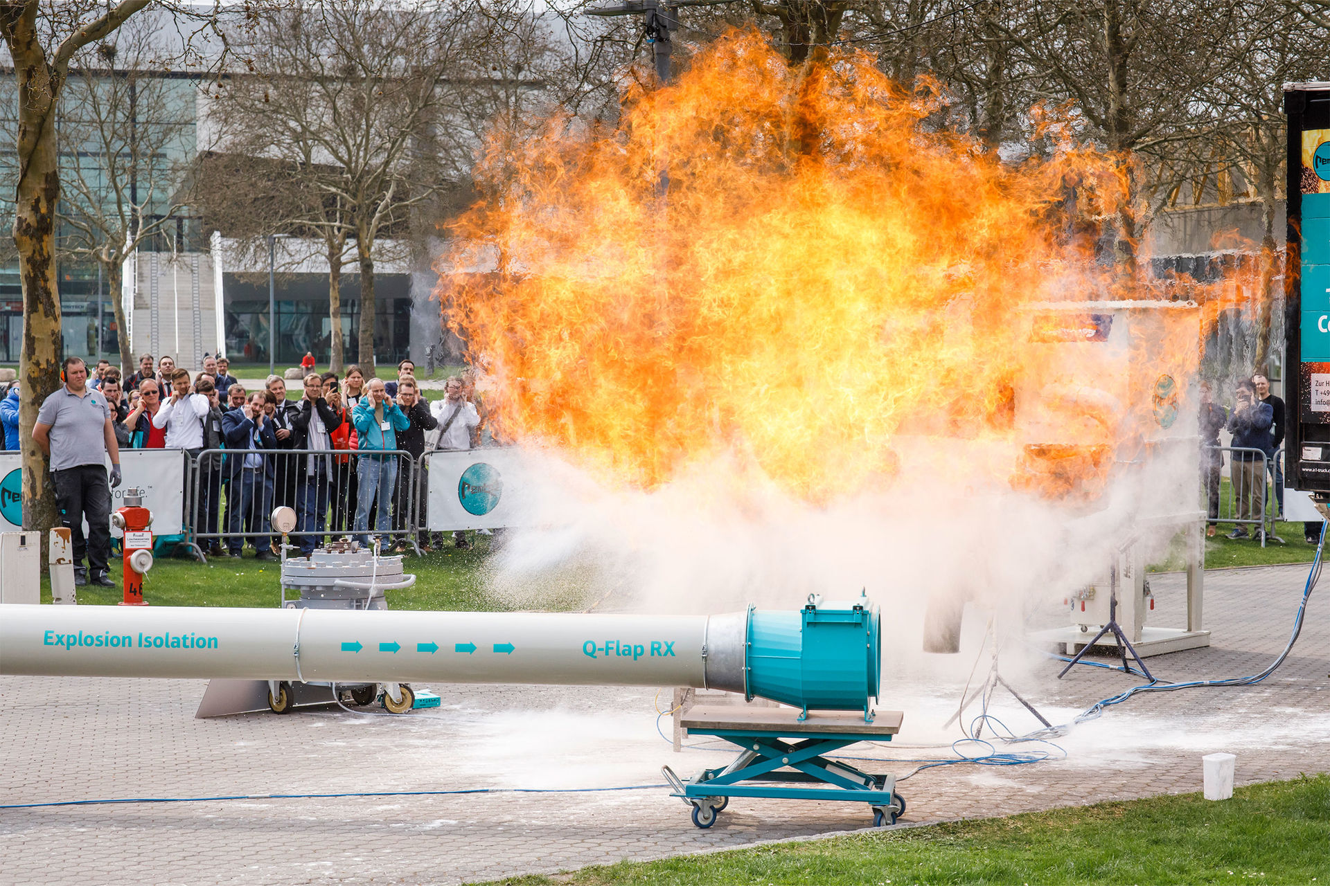 Kontrollierte Live Explosionen im Messepark