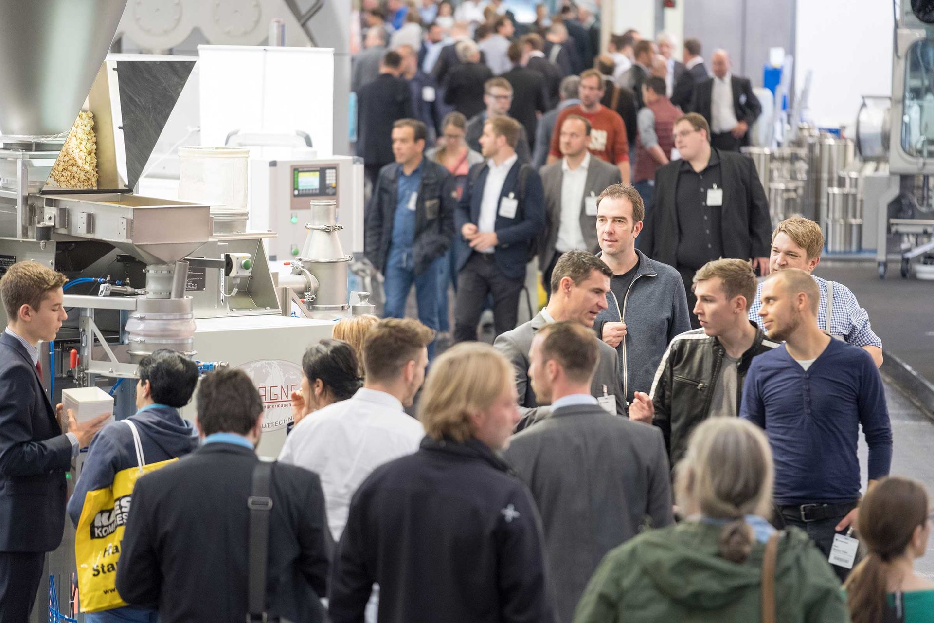 Die Dynamik der POWTECH: Große Maschinen in Aktion, Experten im Austausch