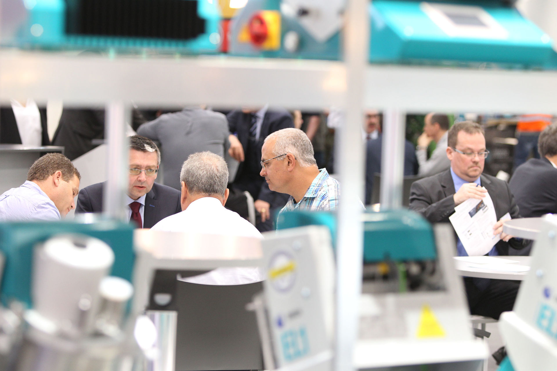 Besucher der Powtech an den Ständen