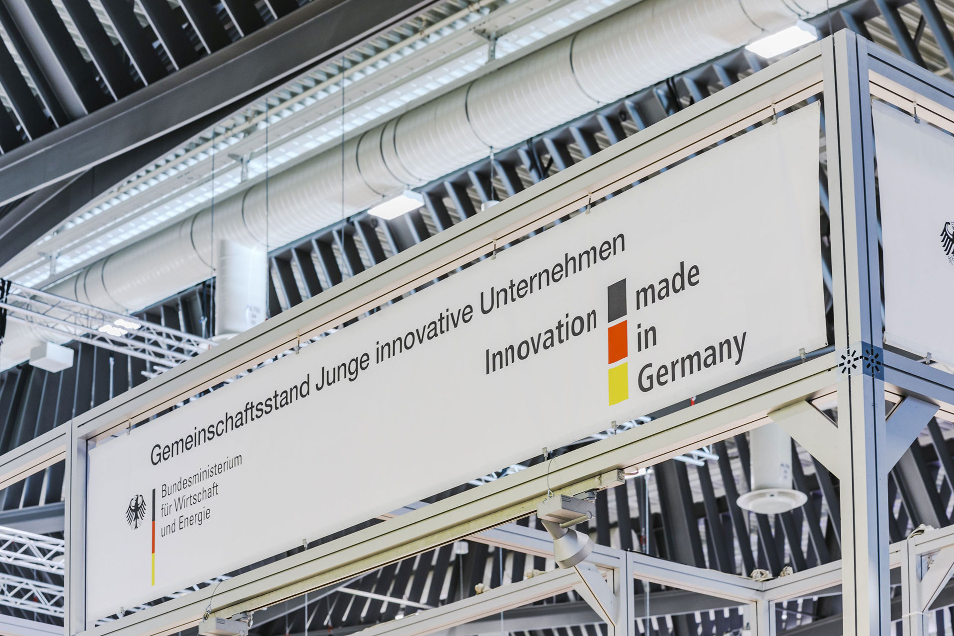 Schild des Messestandes für junge Unternehmen
