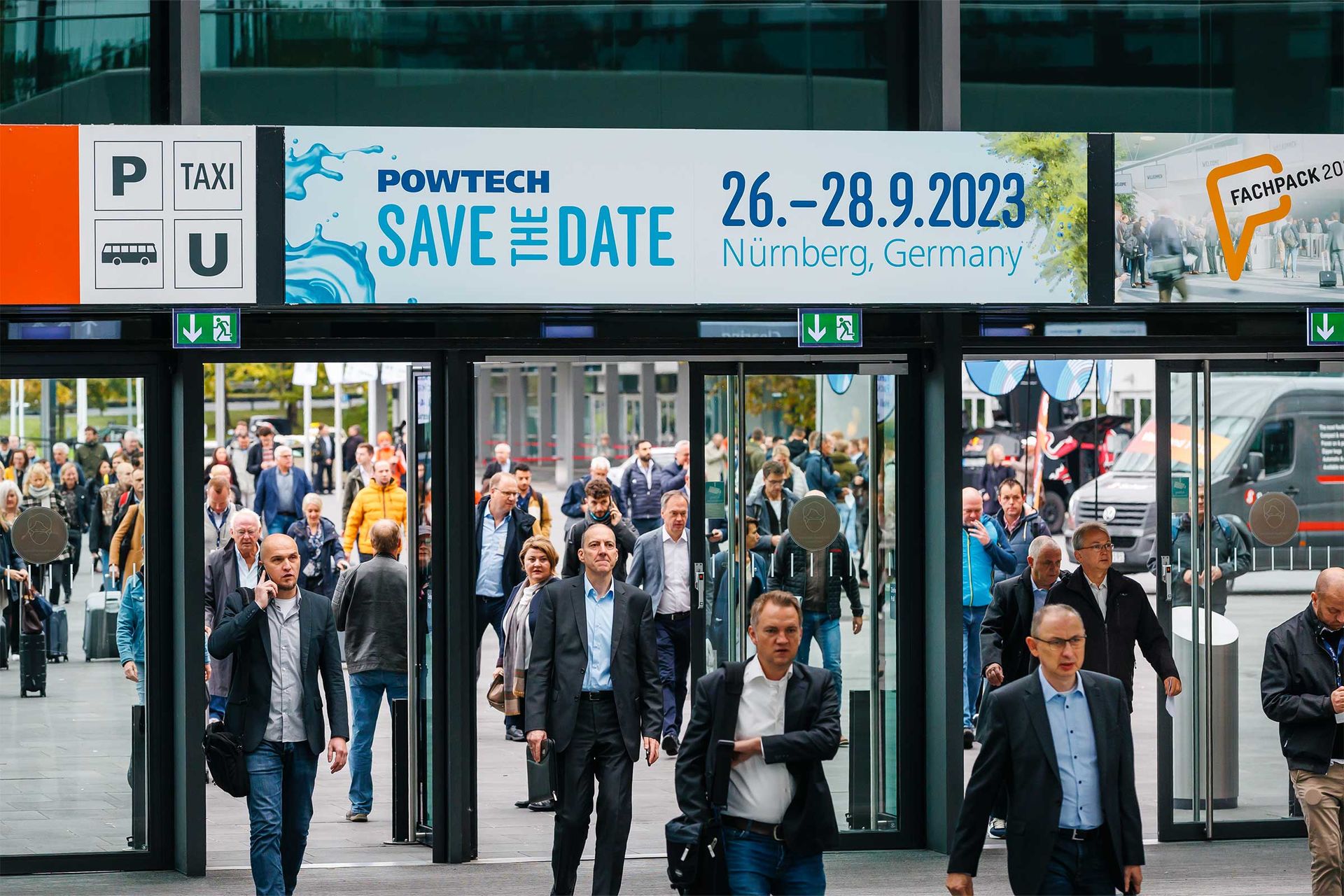 Besucher strömen zur POWTECH durch die Eingänge ins Messegelände