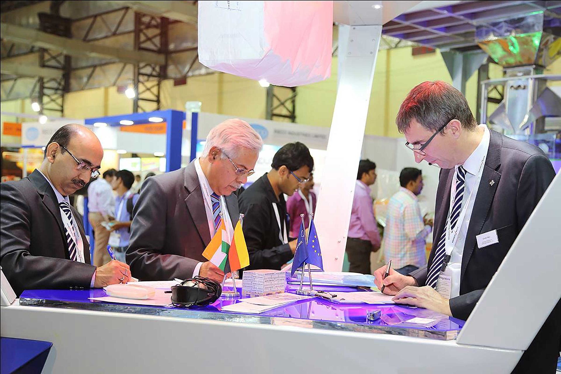 Experten im Gespräch auf der POWTECH India