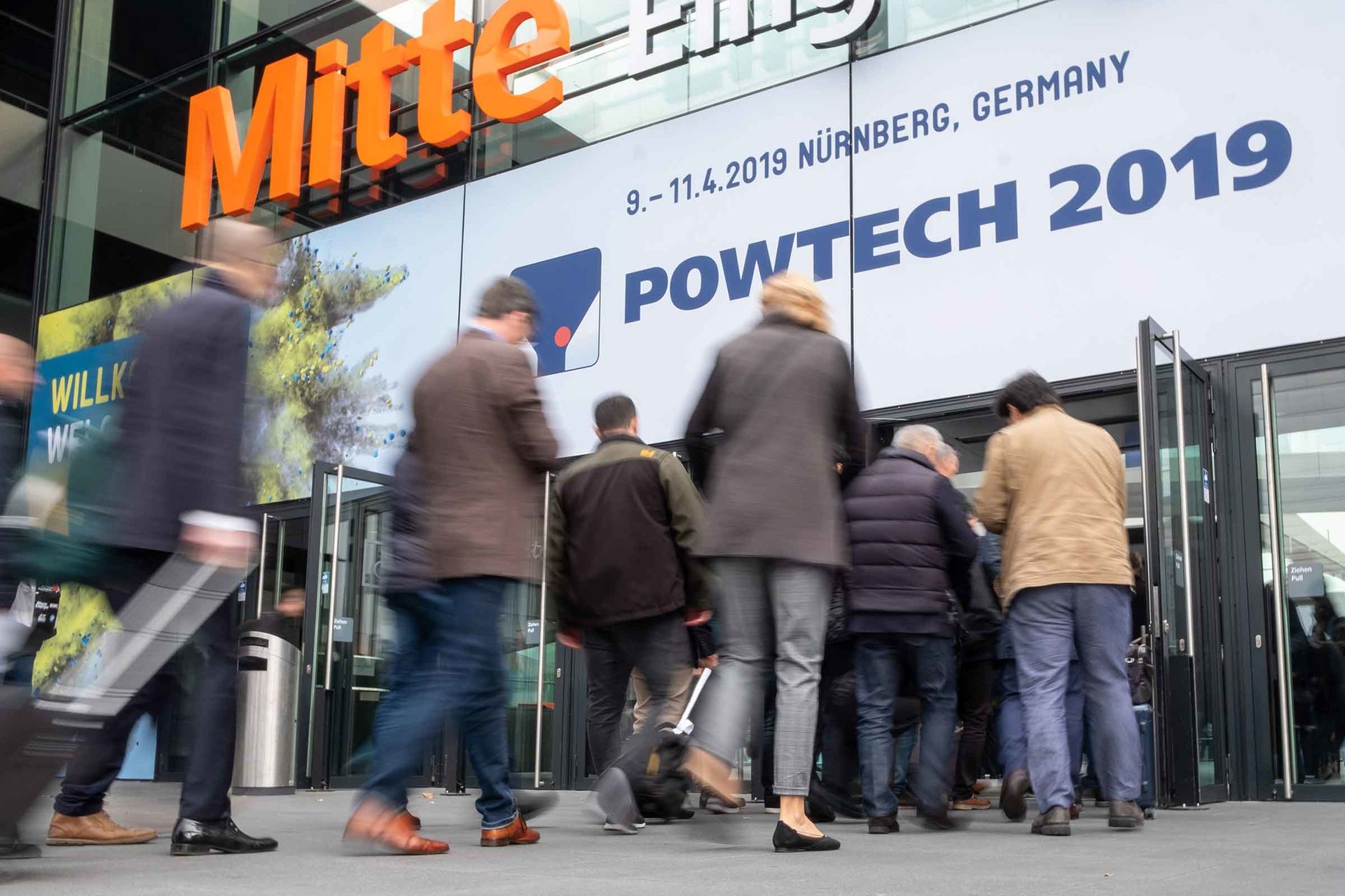 Menschen strömen zur POWTECH 2019