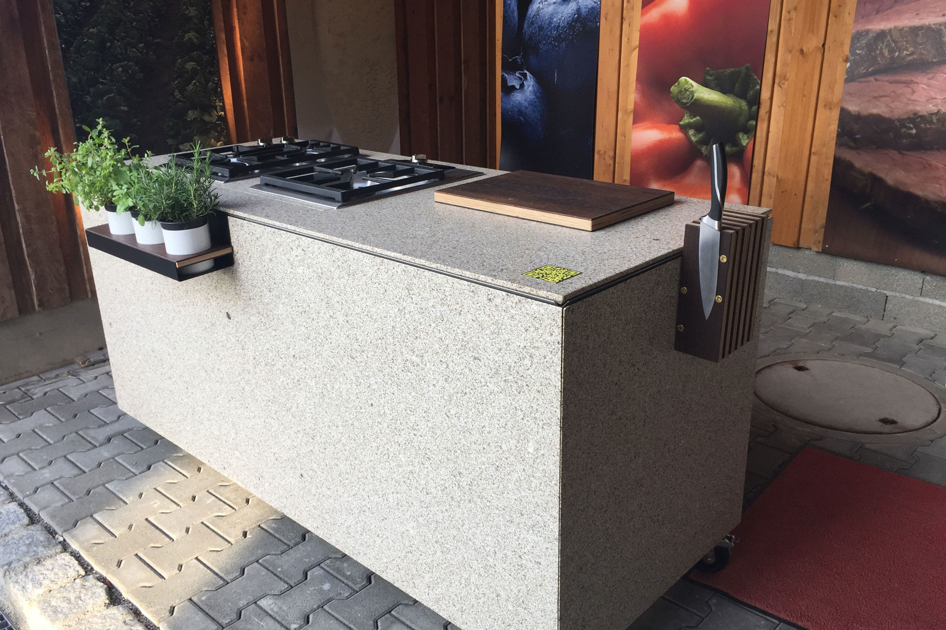 Vom Marmor Center Würstl (Römhild) gefertigte Outdoor-Küche aus Bayerwald-Granit