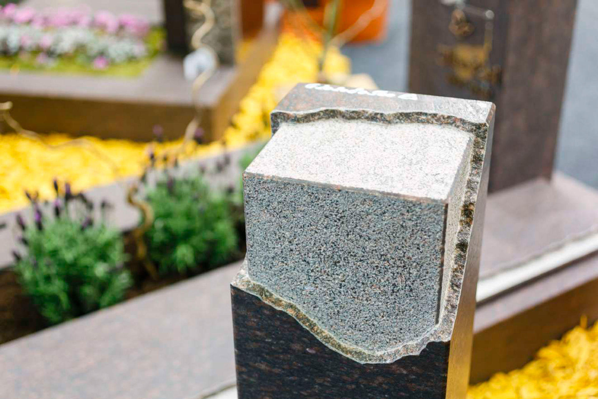 Nur die Stone+tec bietet ein derart umfangreiches Angebot rund um Grabmal und Friedhof.