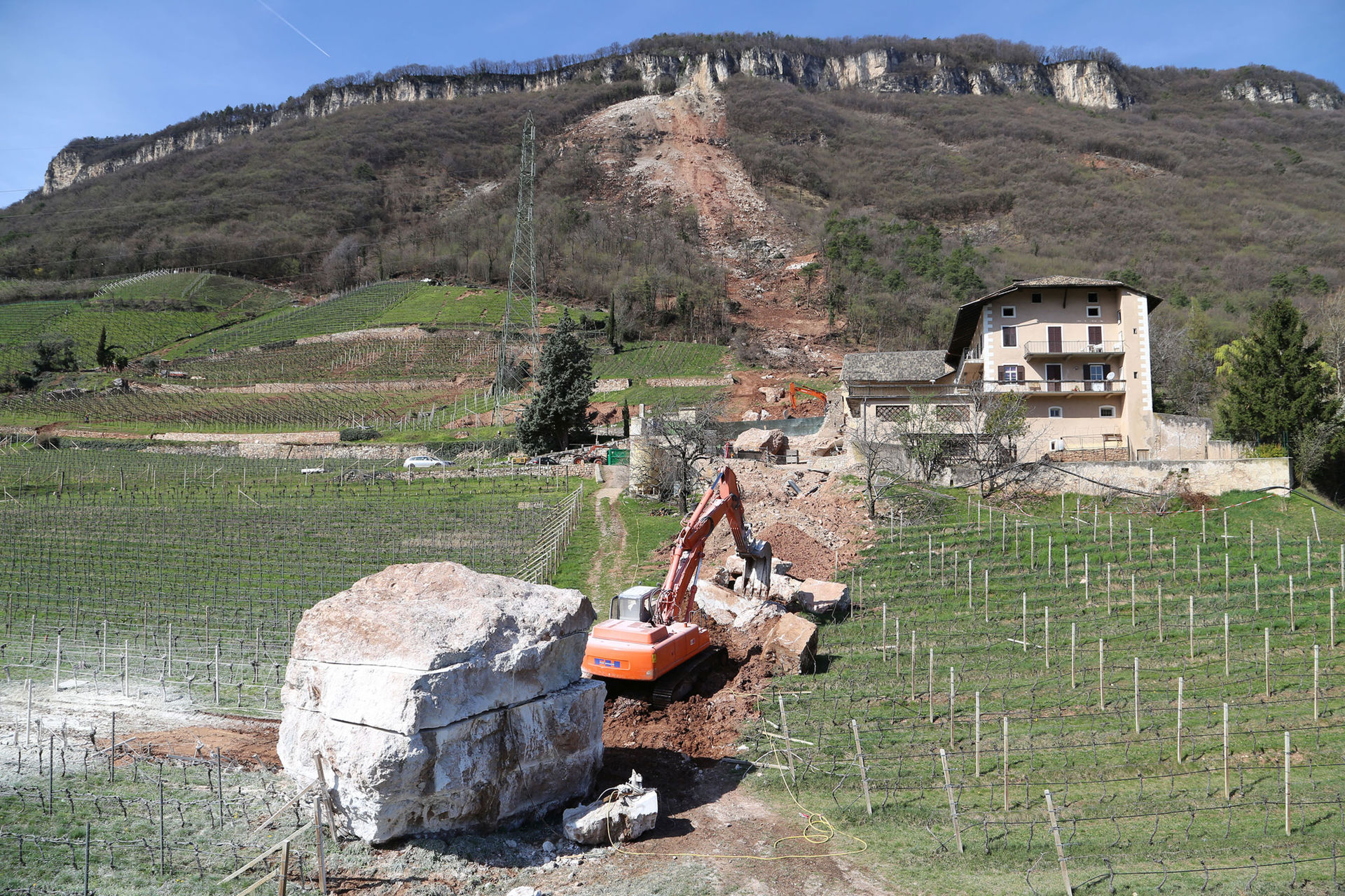 Bei Tramin rollte 2014 ein 600 t schwerer Dolomitfindling ins Tal und blieb bei einem Bau- ernhof stehen. Die südtirol.stein GmbH hat den Brocken zerlegt und weiterverarbeitet.