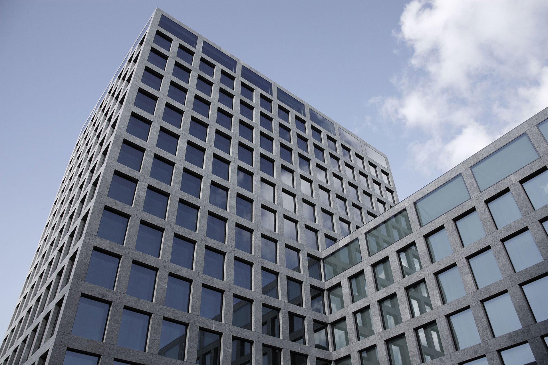Der IBM-Standort Zürich von Max Dudler Architekten ist in eine Natursteinfassade aus Kösseine gekleidet.